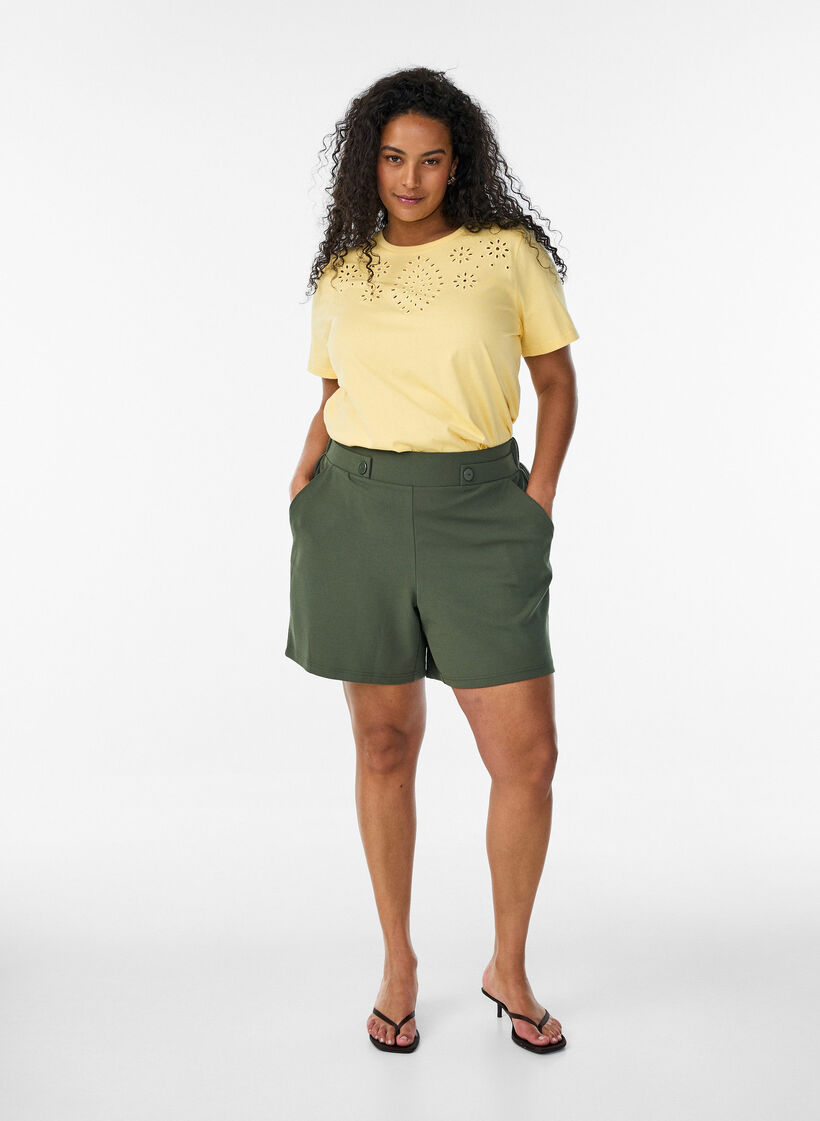 Shortsit, joissa on taskut ja v&auml;lj&auml; istuvuus, Vihre&auml;, Model image number 1