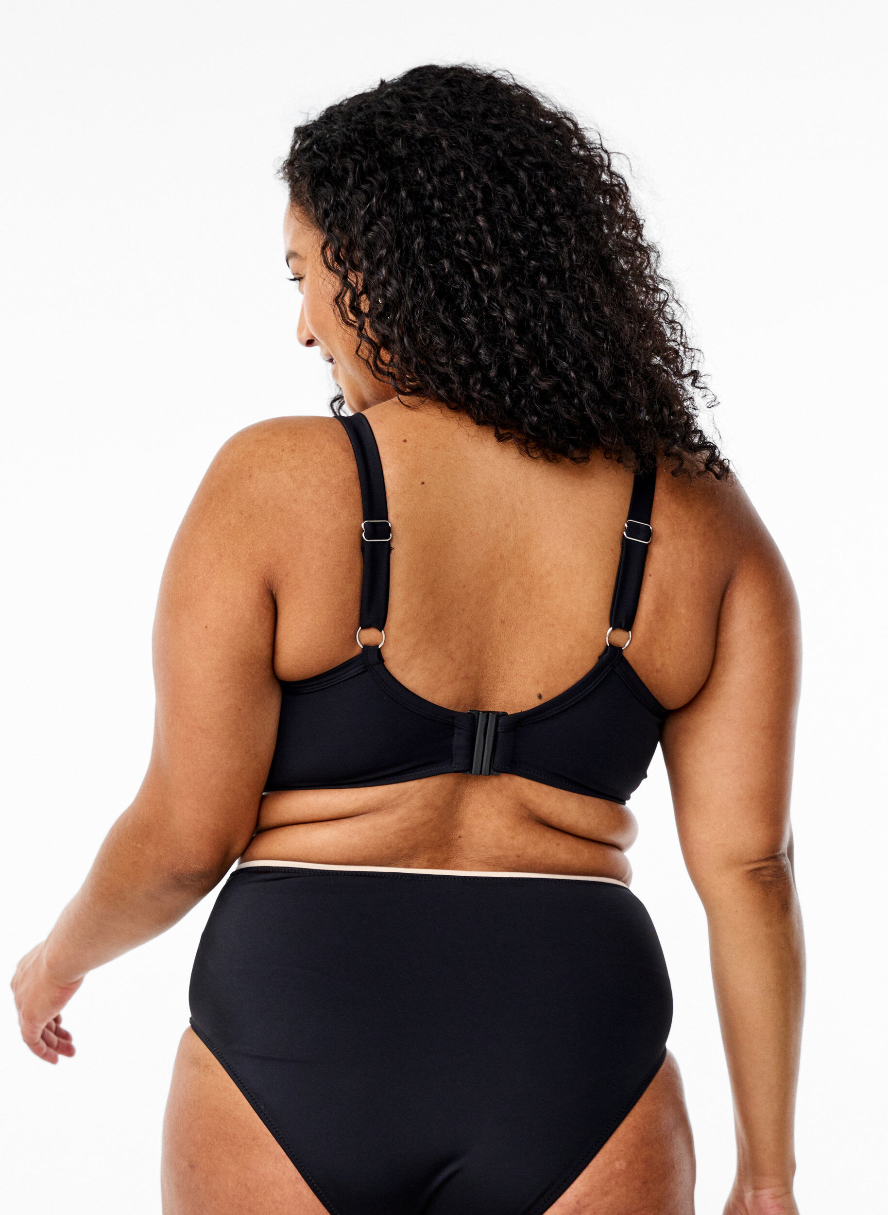 Zizzi Rypytyksell&auml; ja kontrastiyksityiskohdilla varustettu bikiniyl&auml;osa, Musta, Model image number 1