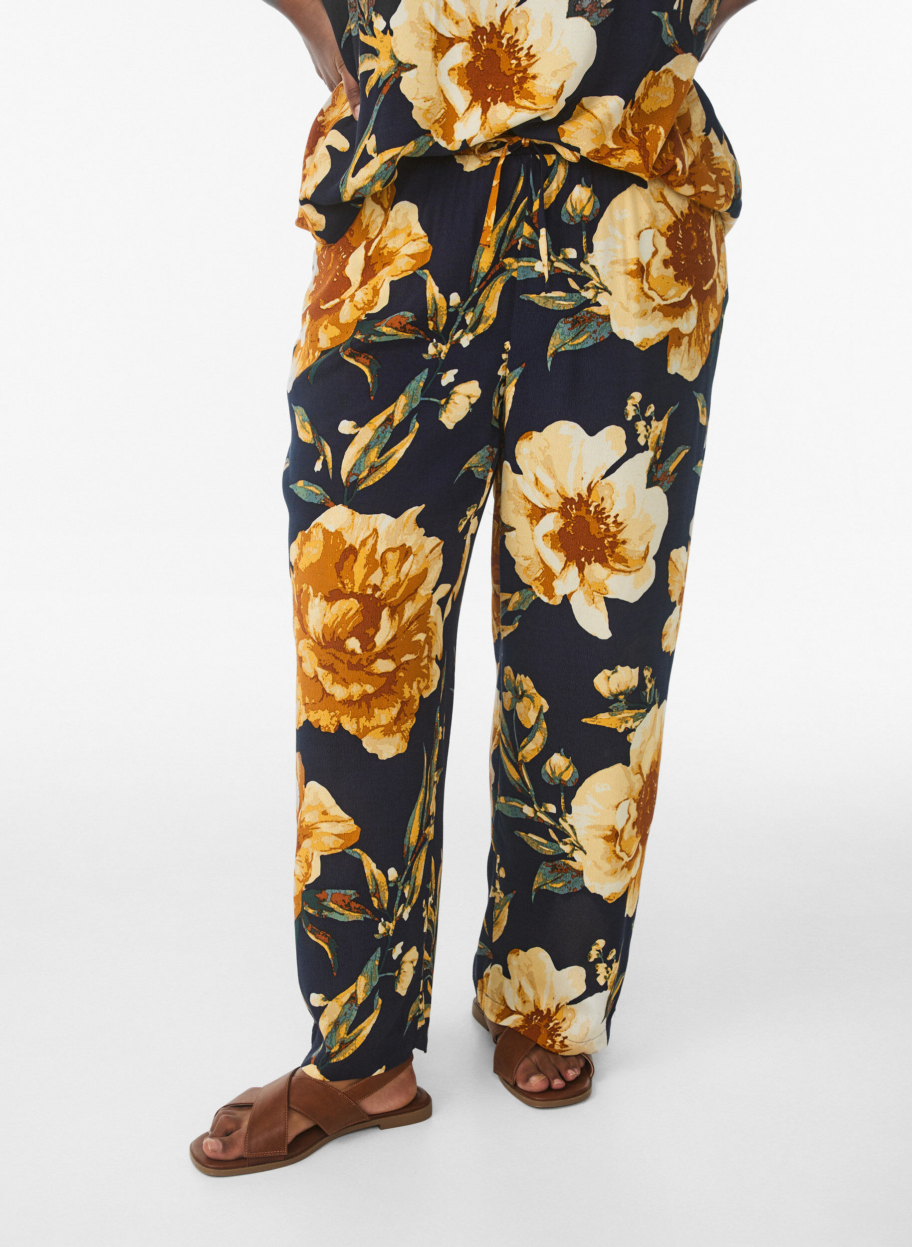 Zizzi V&auml;lj&auml;t viskoosihousut kuosilla, Sininen, Model image number 2