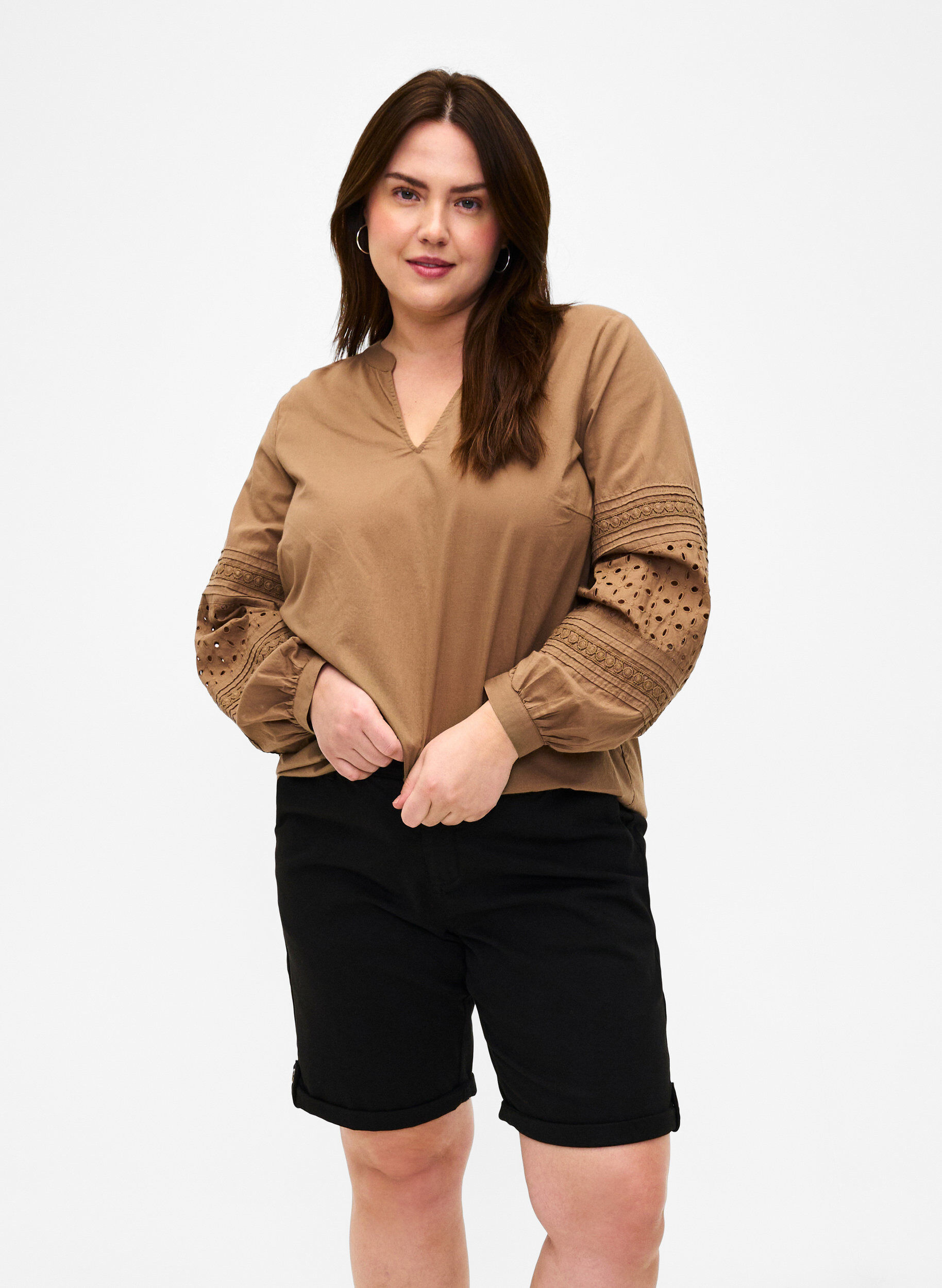 Zizzi Chino-shortsit, joissa on taskut, Black, Model image number 0