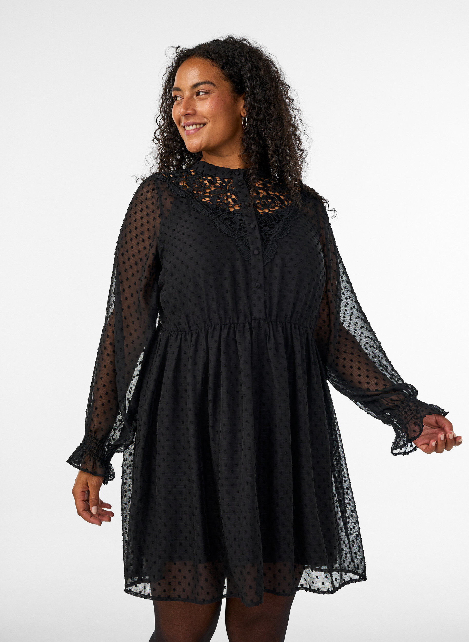 Chiffon -mekko guipure-pitsill&auml; ja empire-leikkauksella, Musta, Model