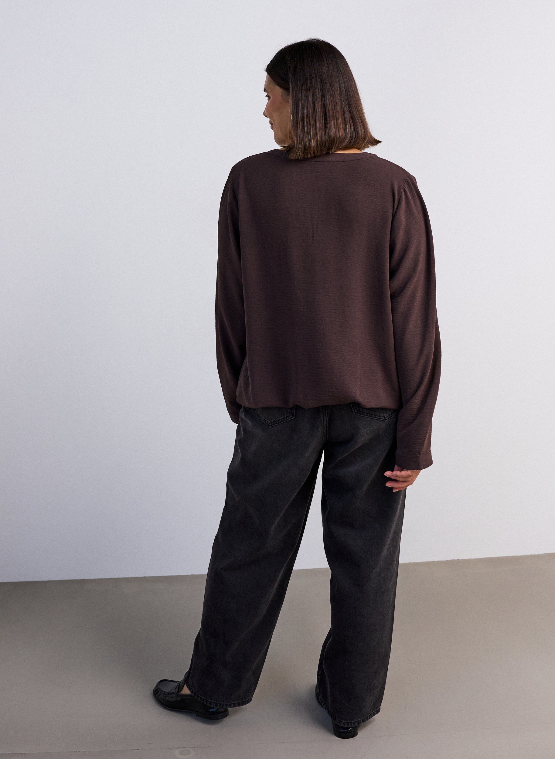 ZizziPusero pallomaisella siluetilla ja V-p&auml;&auml;ntiell&auml;, Ruskea, Model image number 2