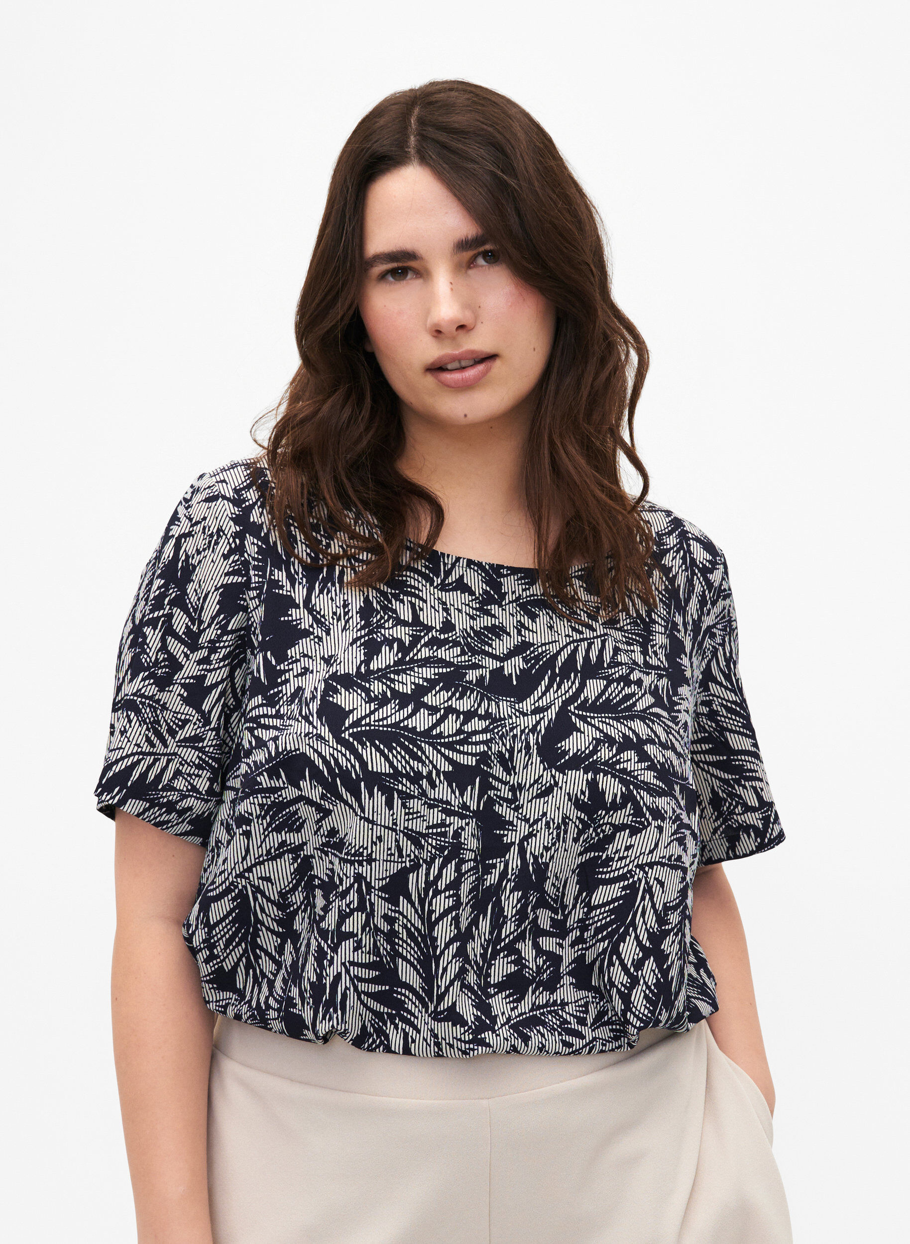 Zizzi FLASH &ndash; Lyhythihainen painokuvioitu pusero, Off White Blue Leaf, Model image number 0