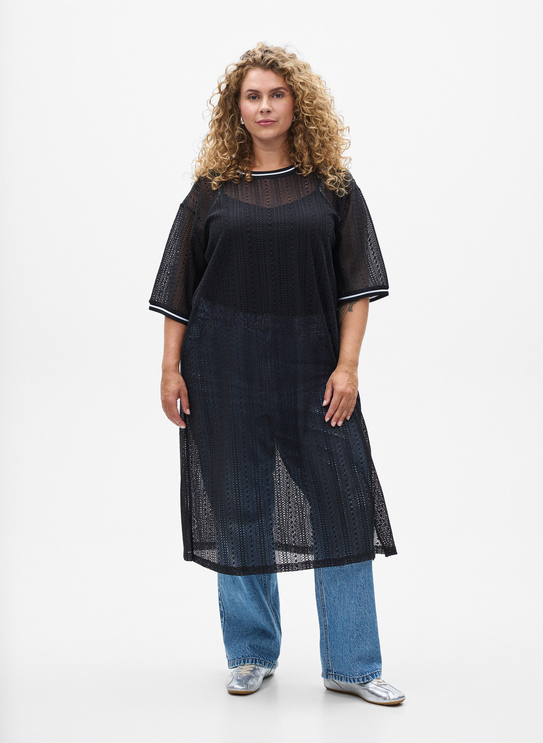 Midimekko avoimella kuviolla ja lyhyill&auml; hihoilla, Musta, Model