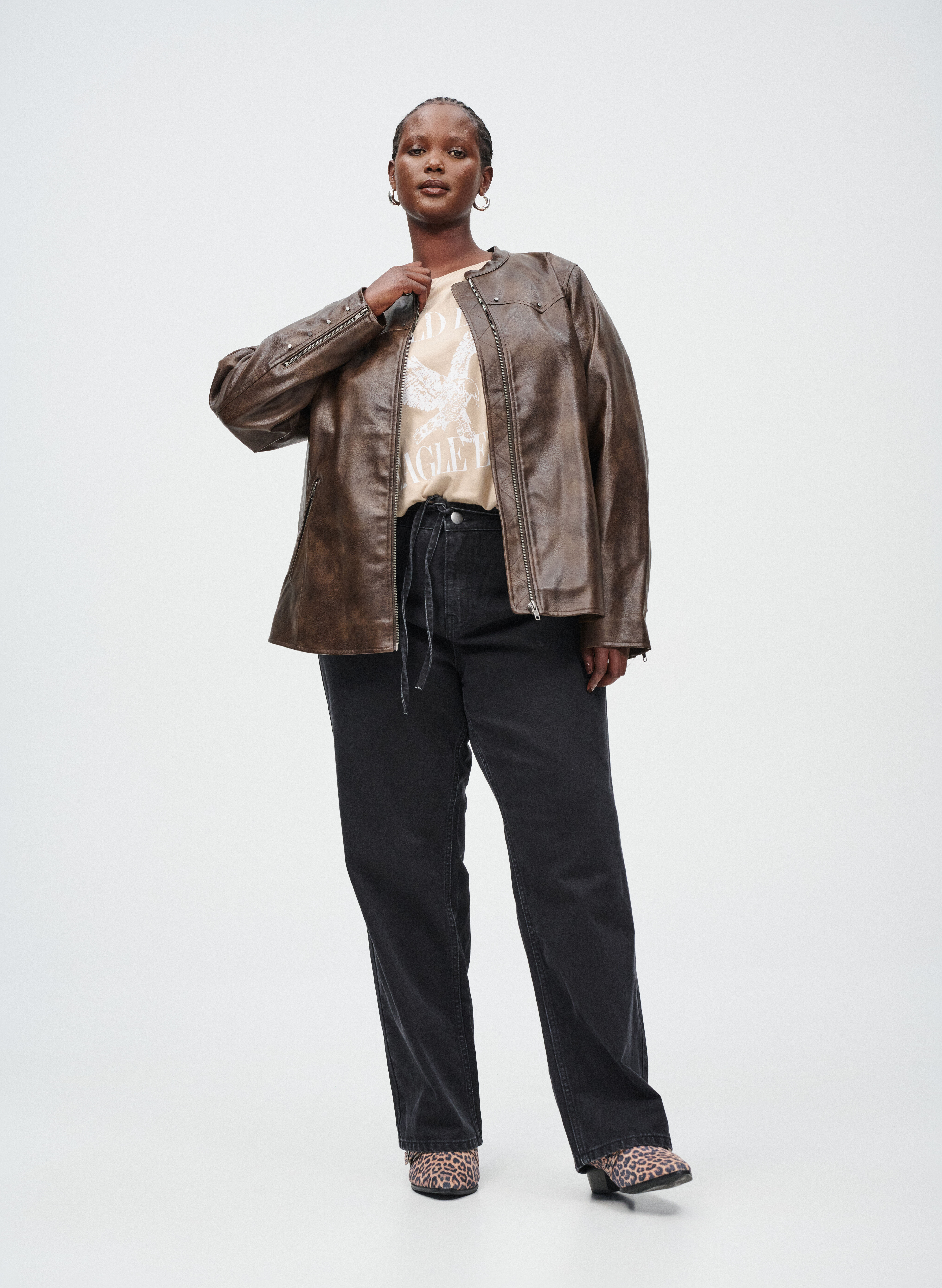 Keinonahkatakki niiteill&auml; ja taskuilla, , Model