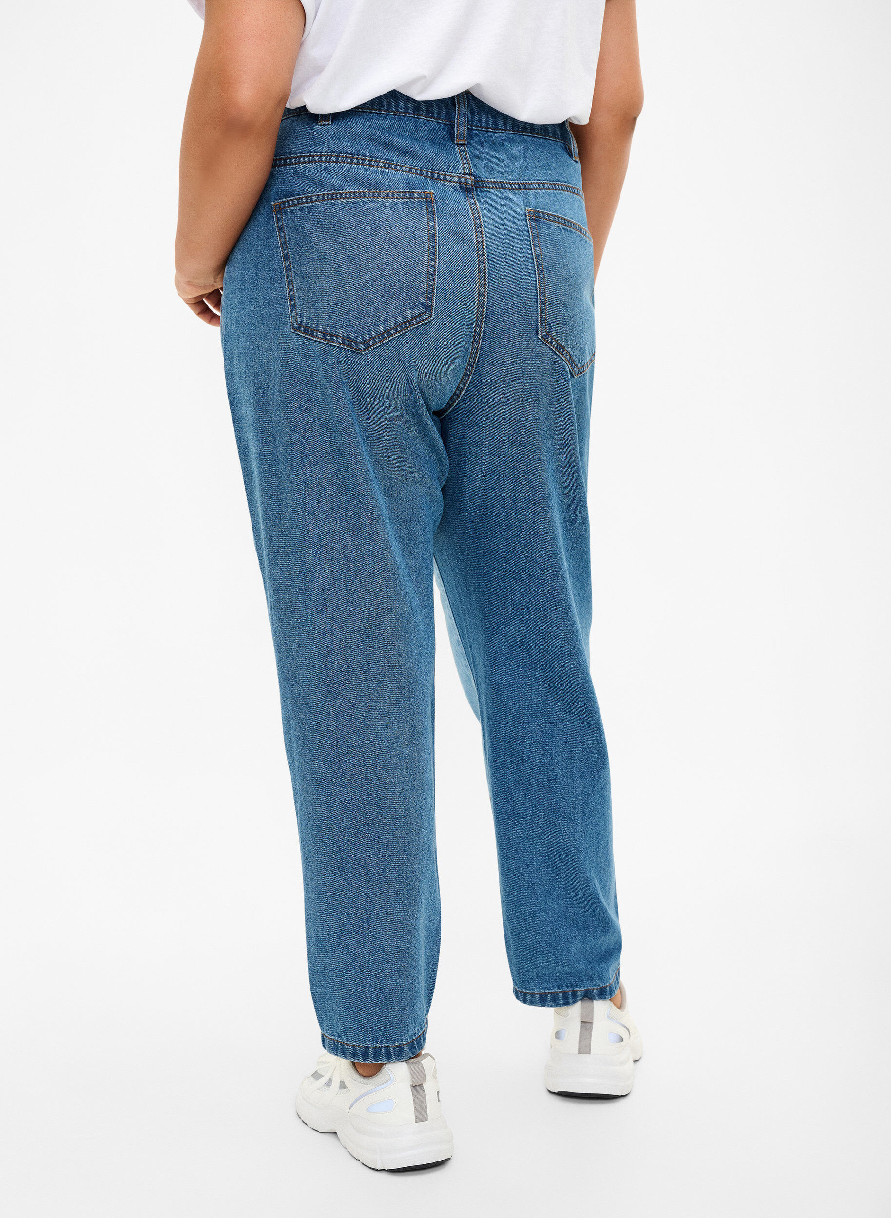 Zizzi Korkeavy&ouml;t&auml;r&ouml;iset Mille mom fit farkut, Light Blue Denim, Model image number 1