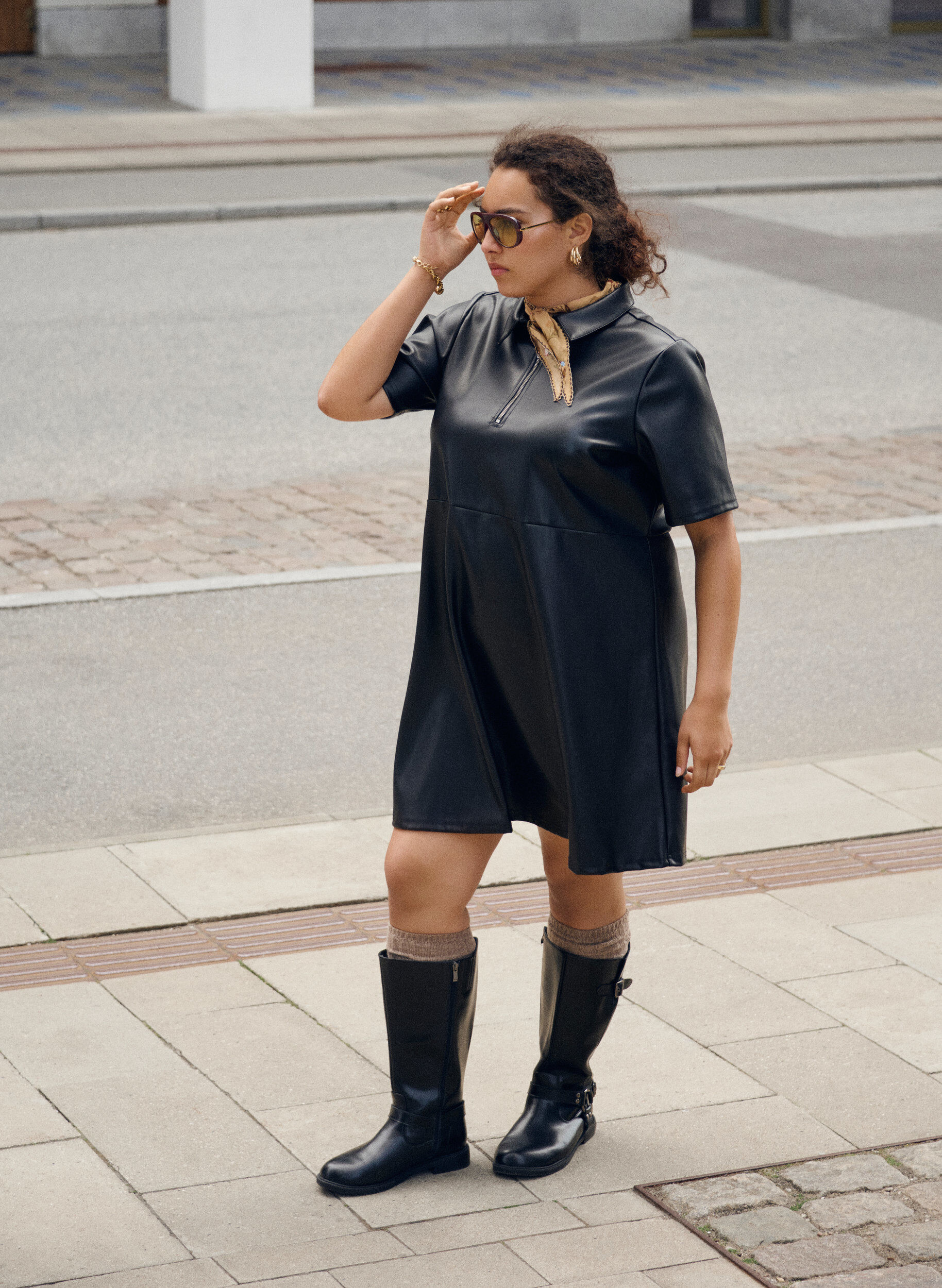 Zizzi Lyhyt mekko tekonahasta A-linjaisella leikkauksella, Musta, Image image number 0