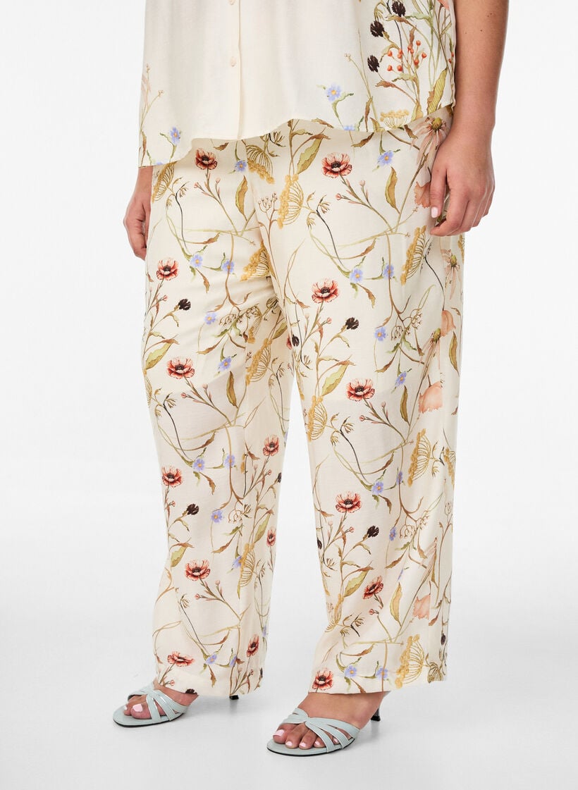 Korkeavy&ouml;t&auml;r&ouml;iset viskoosihousut kukkakuosilla, Beige, Model