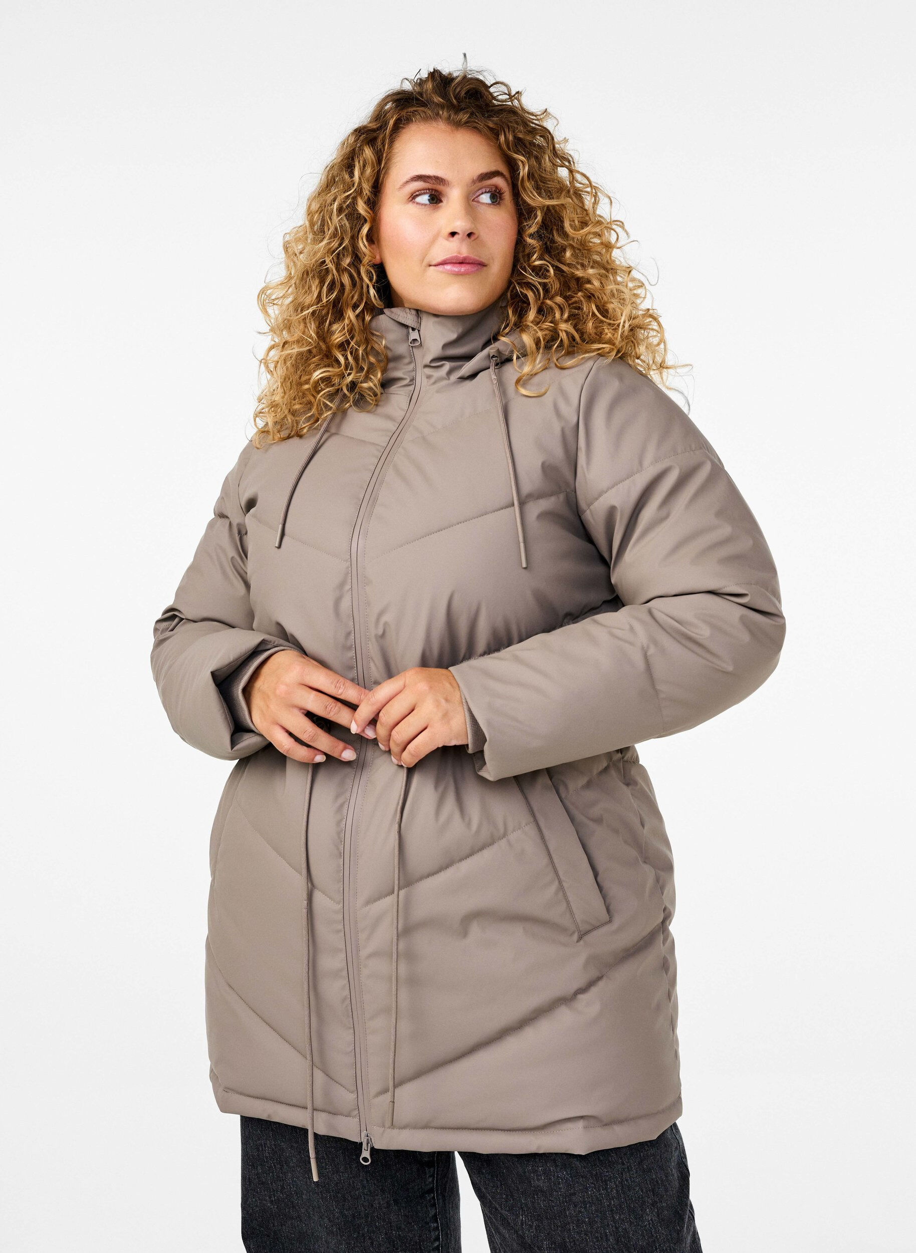 Zizzi Vett&auml;hylkiv&auml; toppatakki hupulla, Beige, Model image number 0