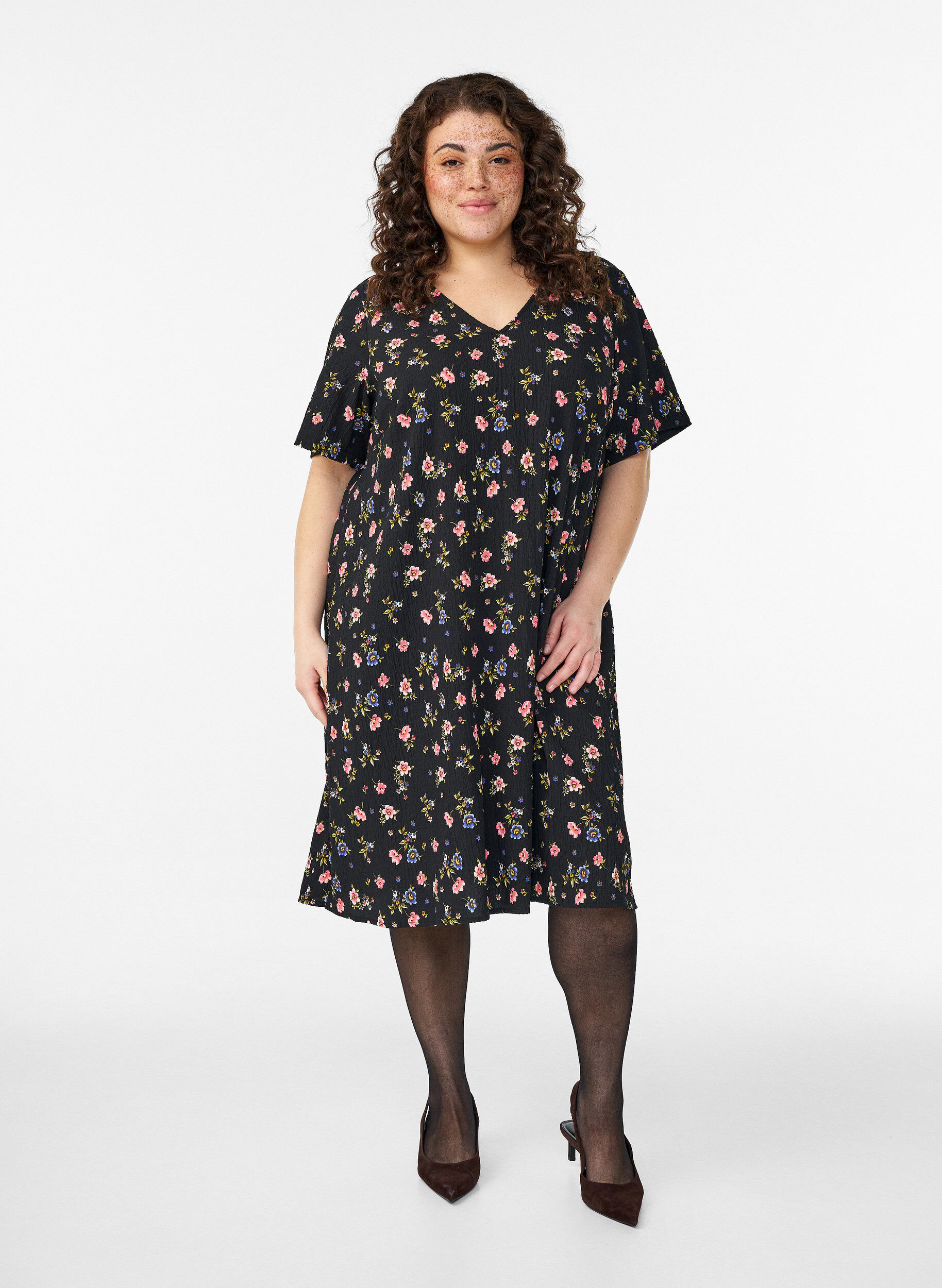 Lyhythihainen mekko V-p&auml;&auml;ntiell&auml;, Musta, Model