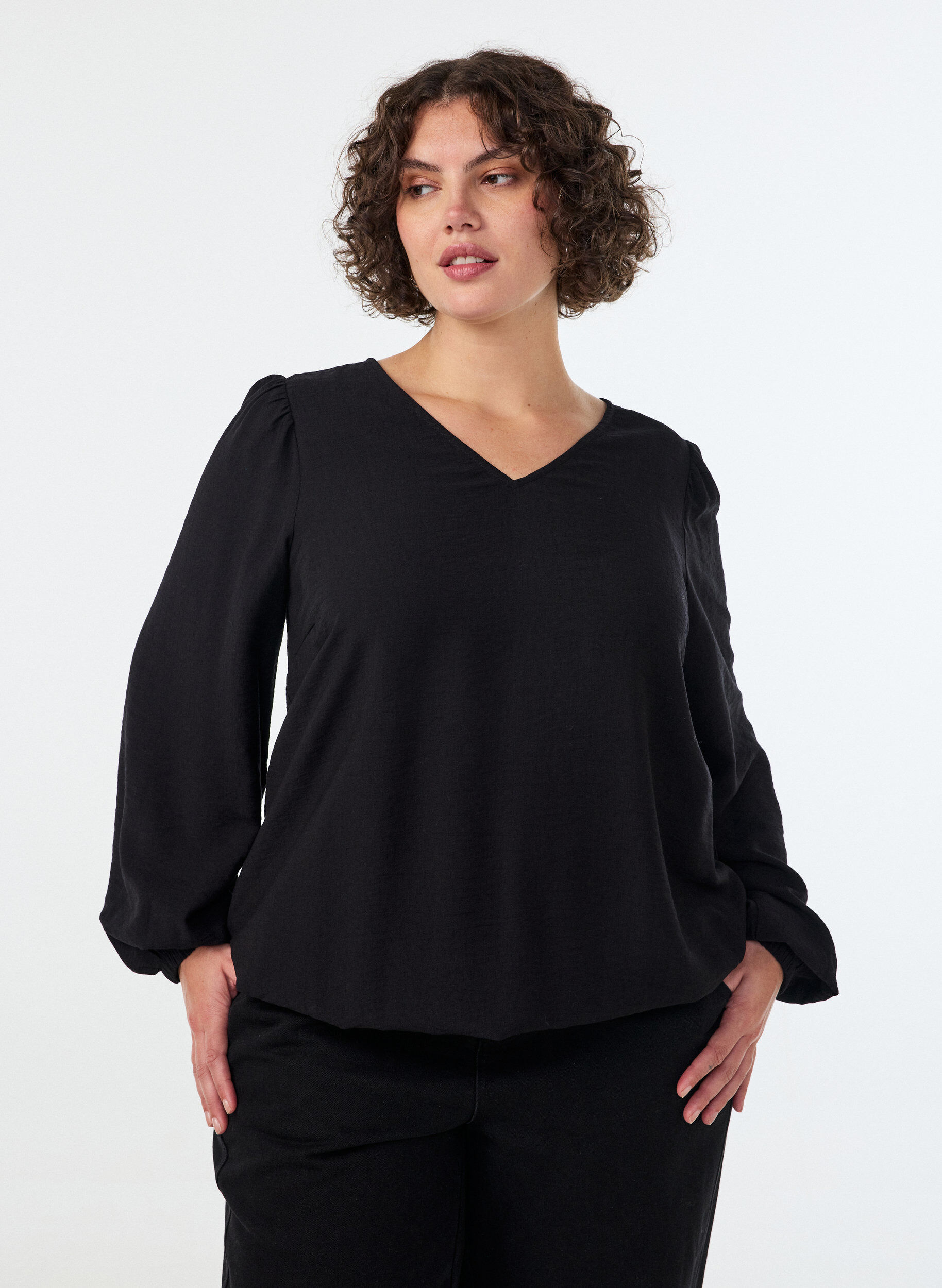 ZizziViskoosipusero V-p&auml;&auml;ntiell&auml; ja pallomaisella siluetilla, Musta, Model image number 0