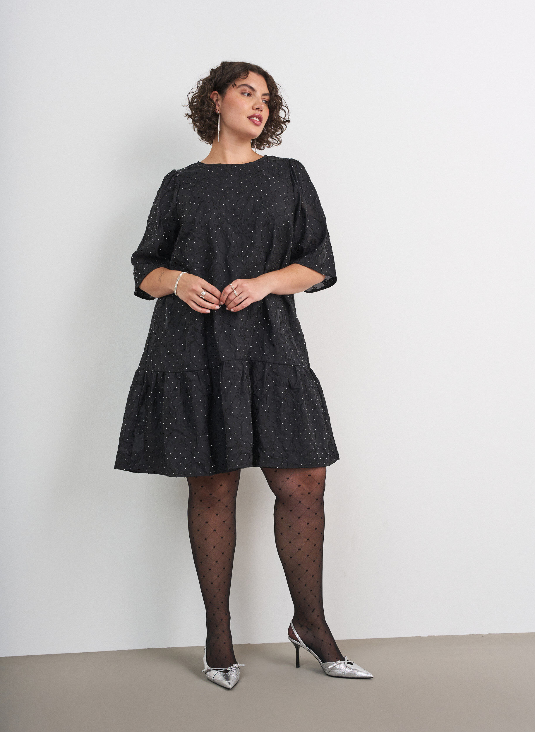 ZizziJacquard-mekko kimaltelevilla yksityiskohdilla ja pussihihoilla, Musta, Model image number 1