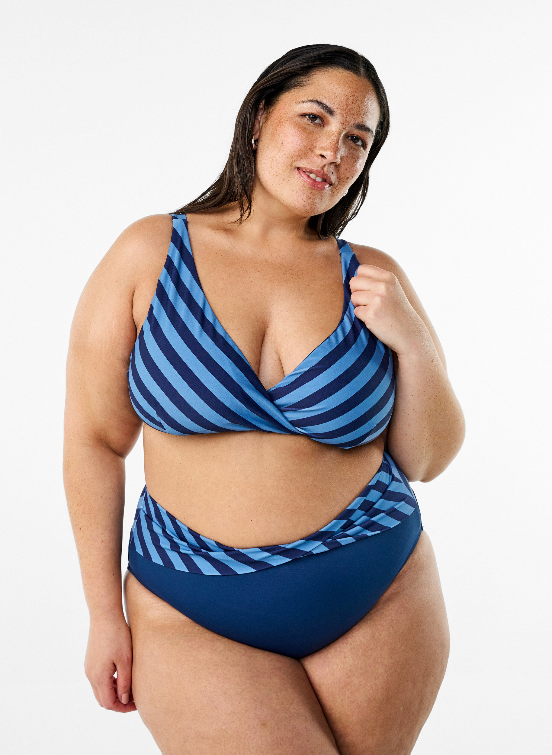 Bikinialaosat kietaisuyksityiskohdalla, Sininen, Model