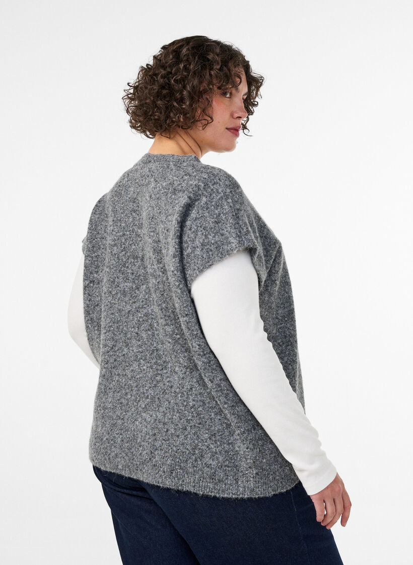 Neulottu liivi V-p&auml;&auml;ntiell&auml; ja koristenapeilla, Harmaa, Model image number 2