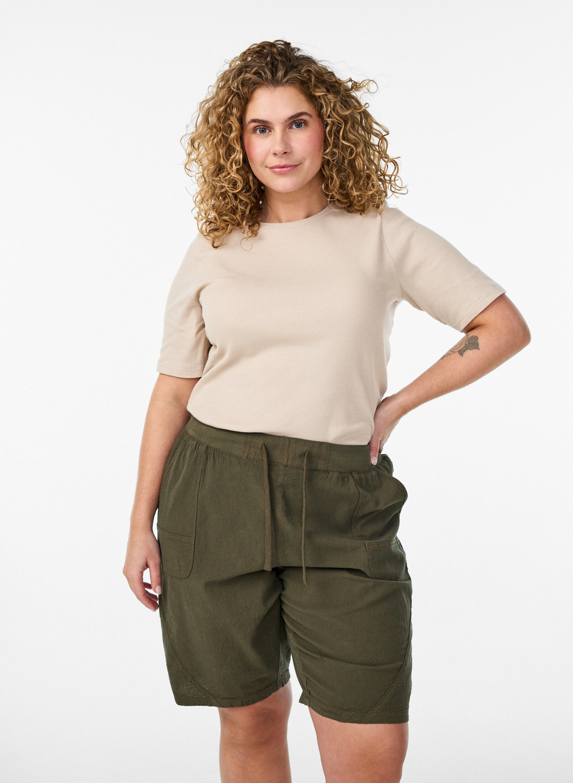 V&auml;lj&auml;t puuvillashortsit taskuilla, Vihre&auml;, Model