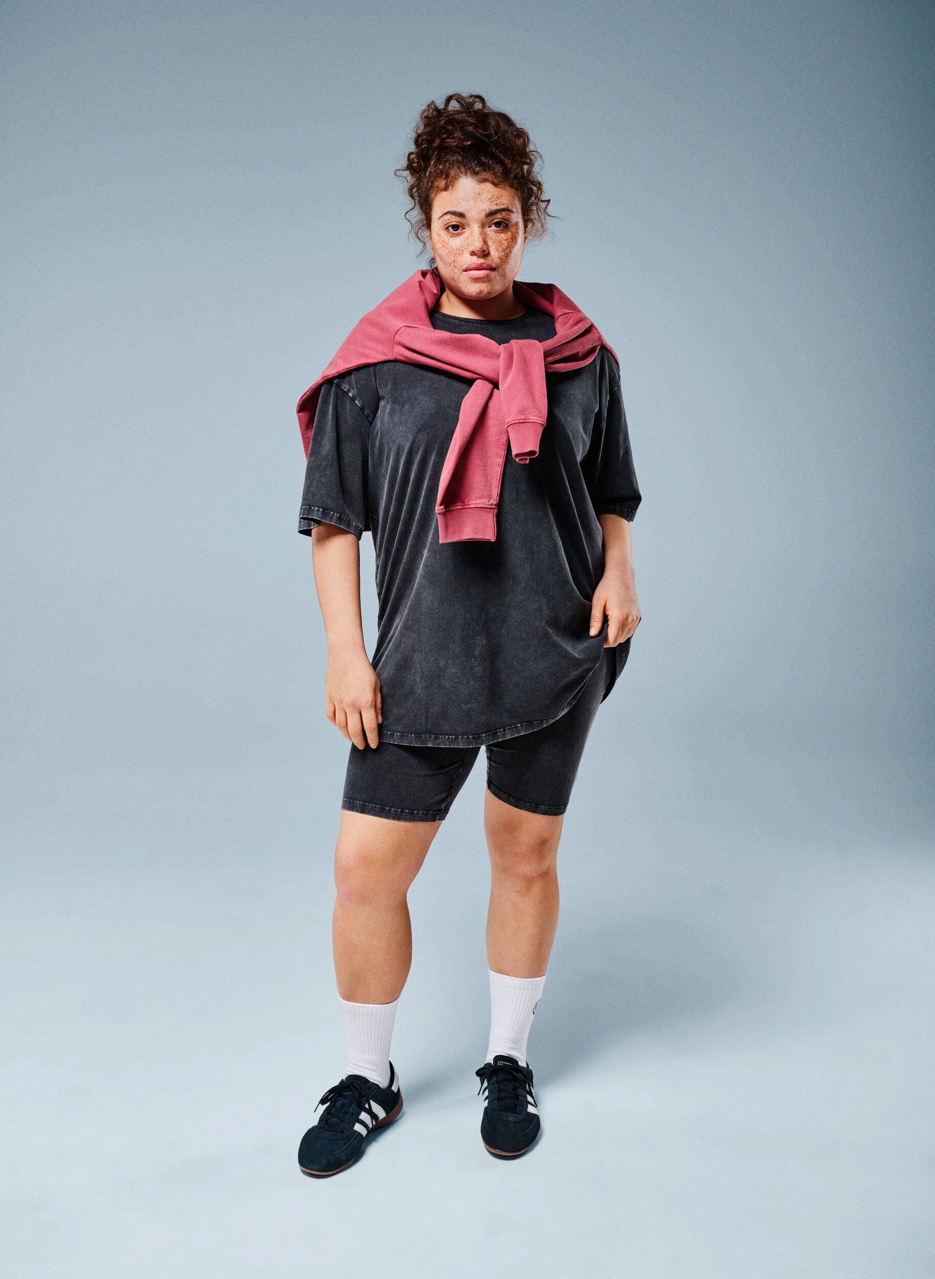 Istuvat jersey-shortsit pestyll&auml; lookilla