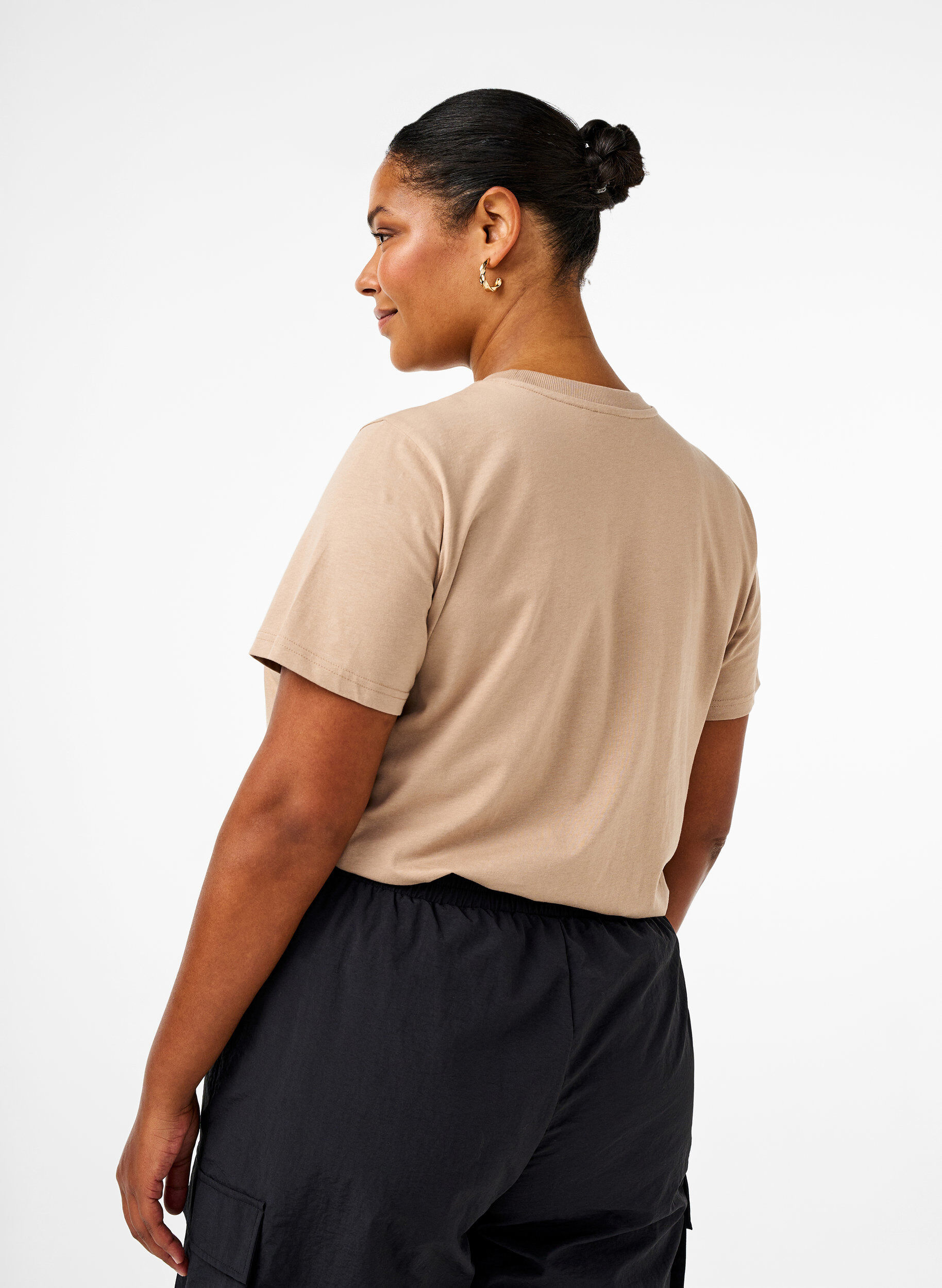 ZizziPuuvillainen perus-T-paita, jossa on py&ouml;re&auml; kaula-aukko, Beige, Model image number 2