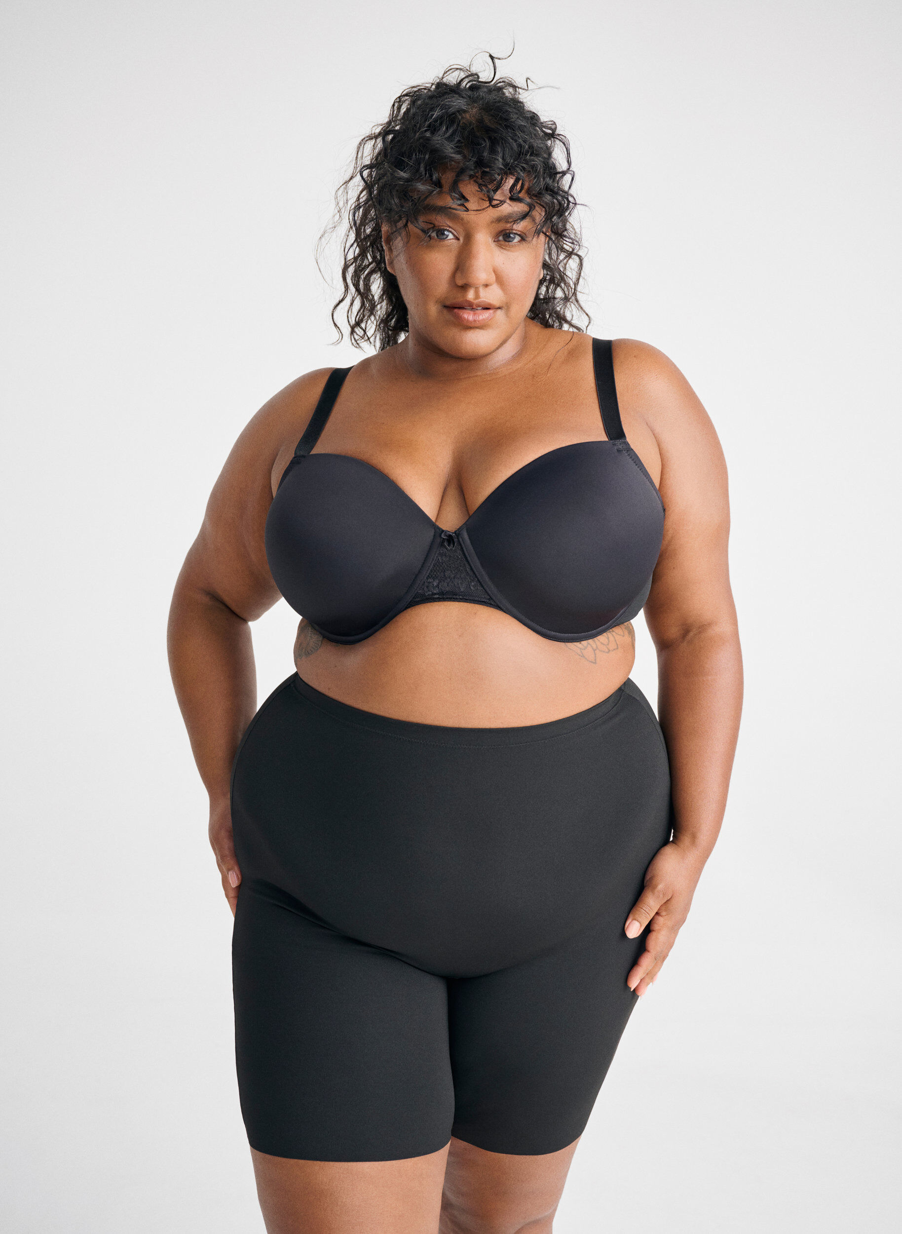 Zizzi Kevyesti muotoilevat shortsit korkealla vy&ouml;t&auml;r&ouml;ll&auml;, Musta, Image image number 0