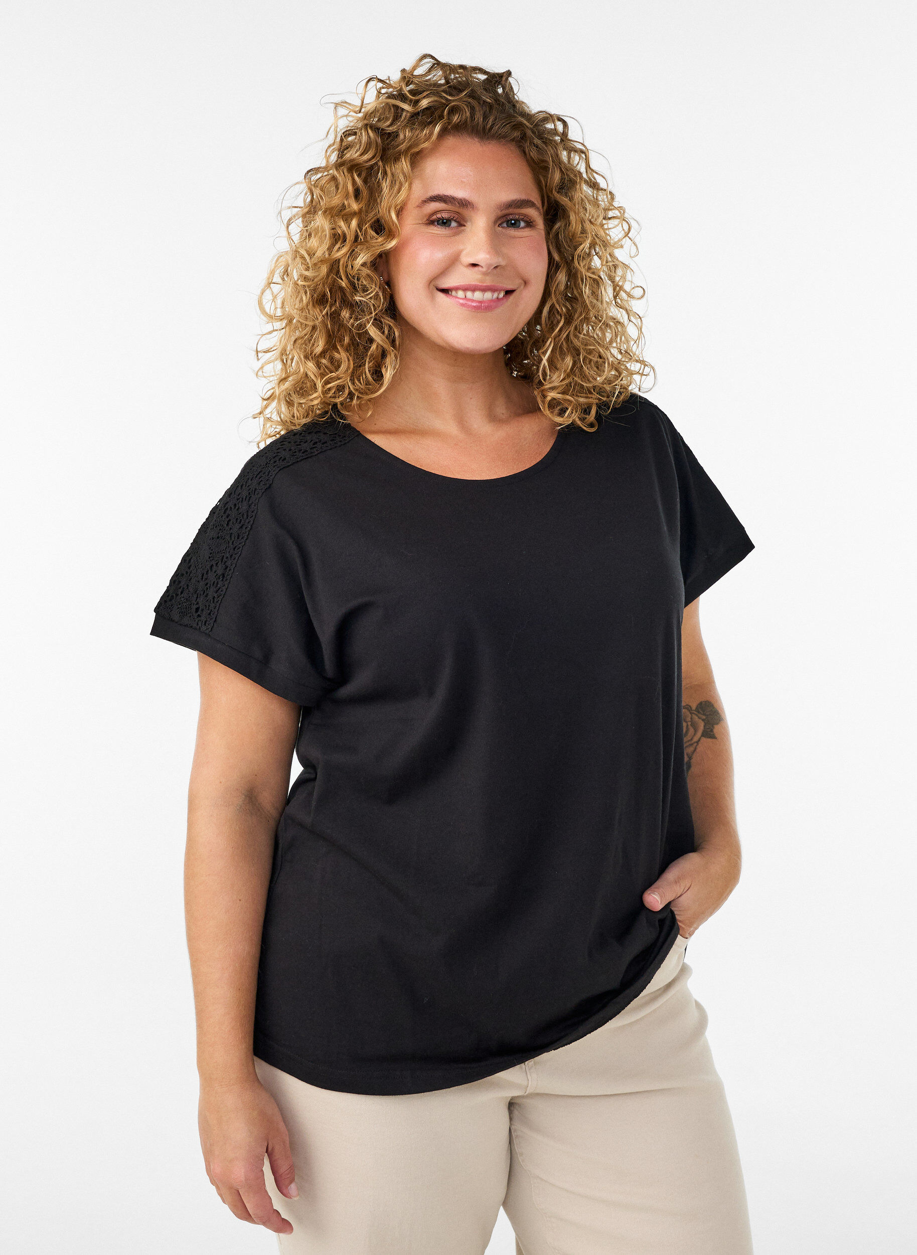 ZizziPuuvillainen T-paita virkkausyksityiskohdalla, Musta, Model image number 0
