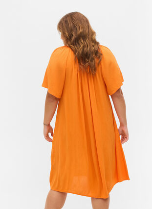 Lyhythihainen mekko viskoosista, Orange Peel, Model image number 1