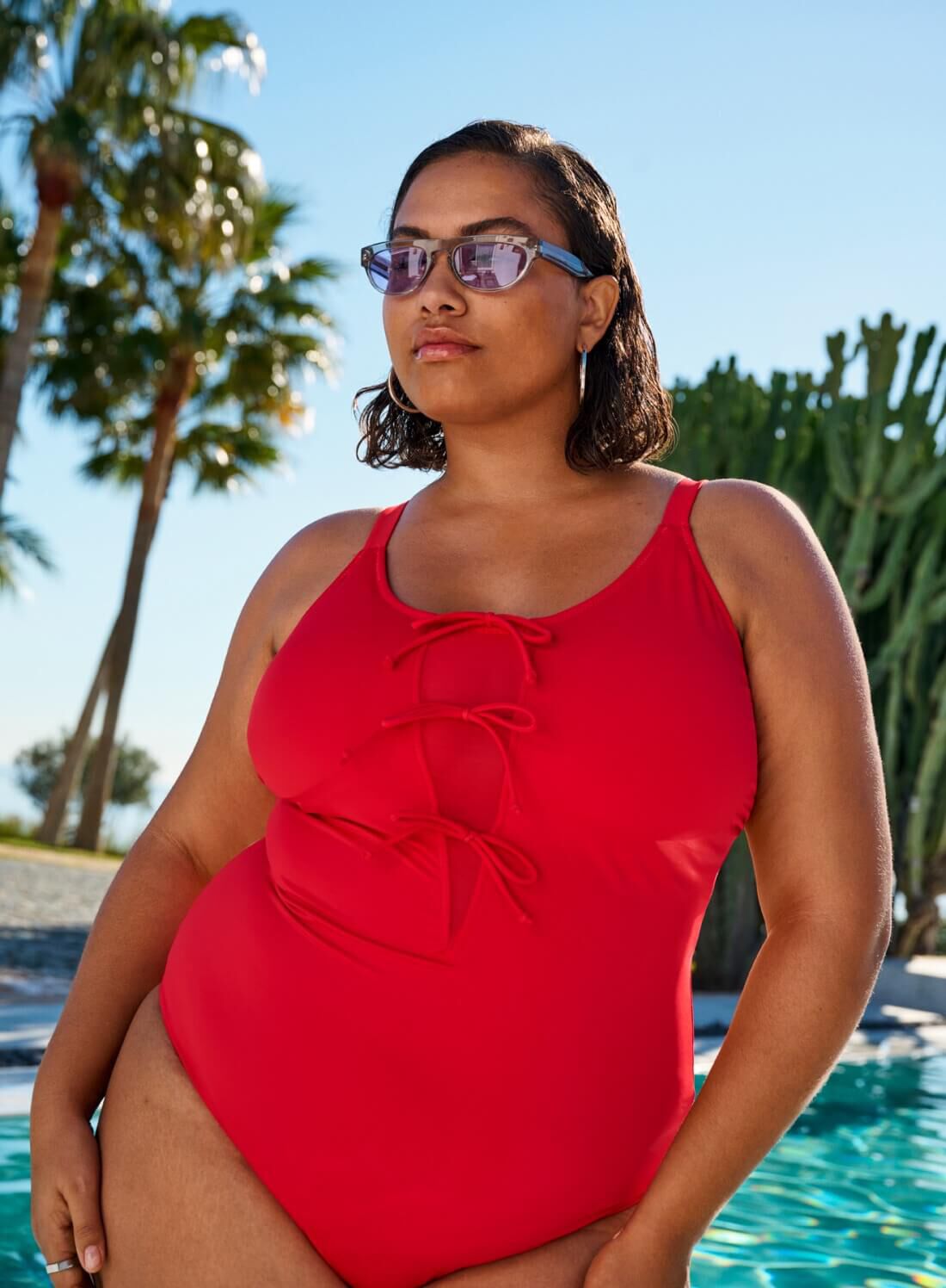 Punainen uimapuku ruseteilla, , Model