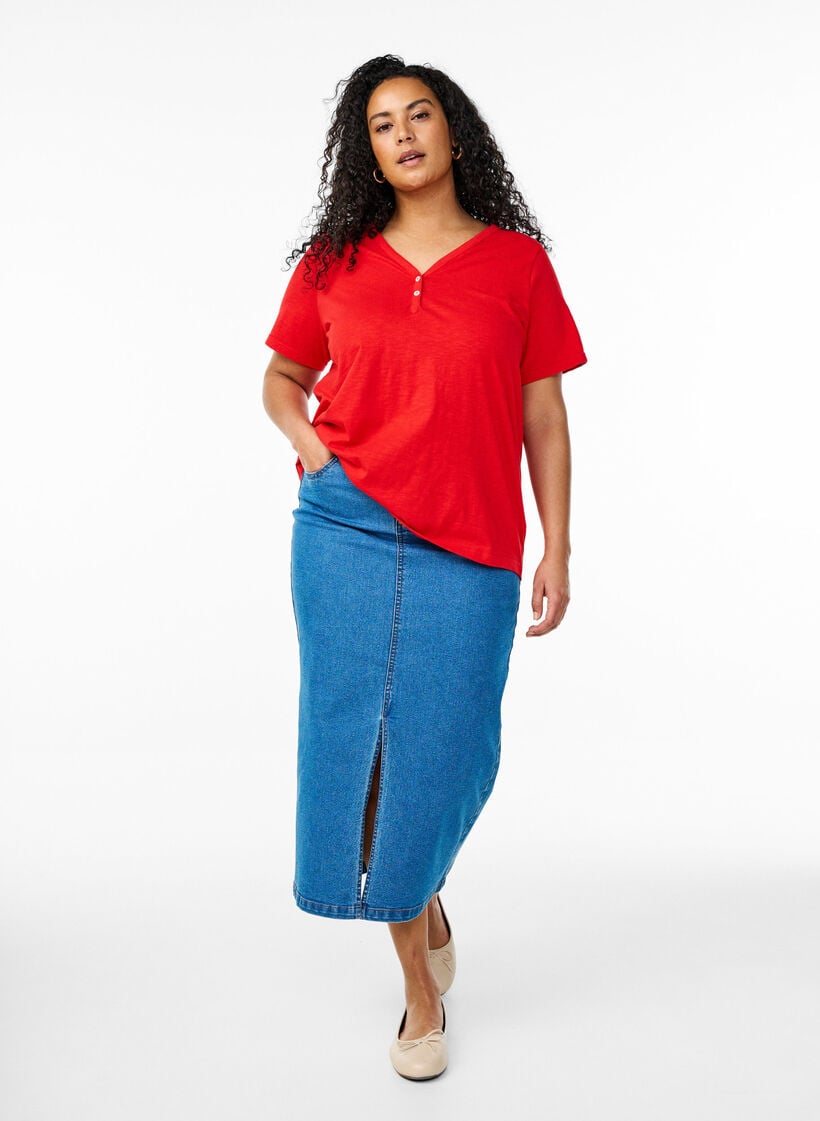 T-paita nappiyksityiskohdalla, Punainen, Model image number 1