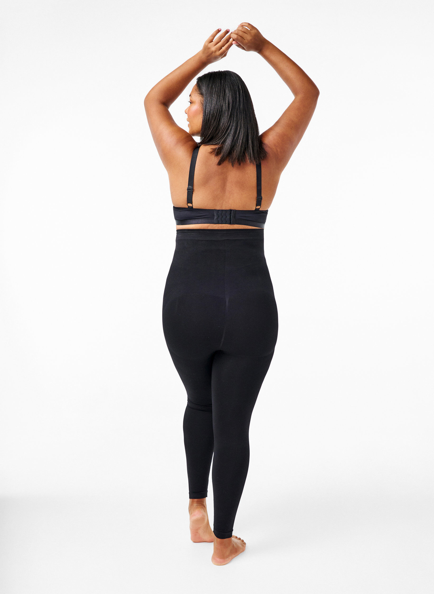 Zizzi Shapewear-leggingsit korkealla vy&ouml;t&auml;r&ouml;ll&auml;, Musta, Model image number 1