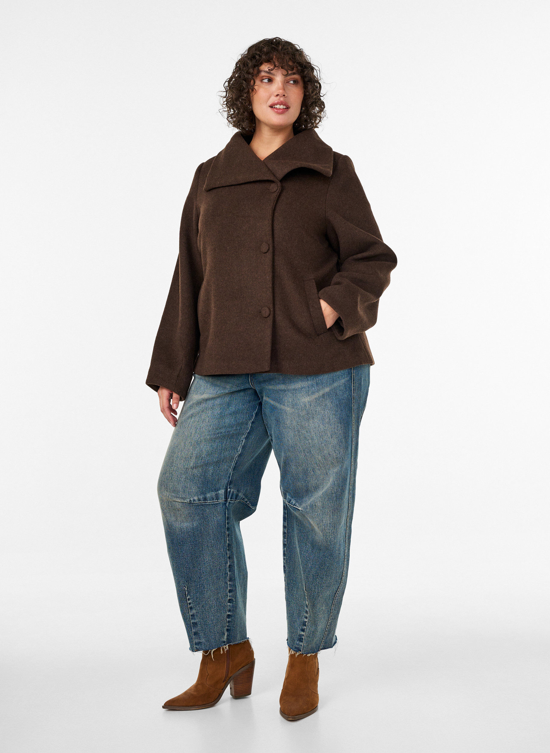 ZizziLyhyt takki ep&auml;symmetrisell&auml; nappikiinnityksell&auml;, Ruskea, Model image number 1