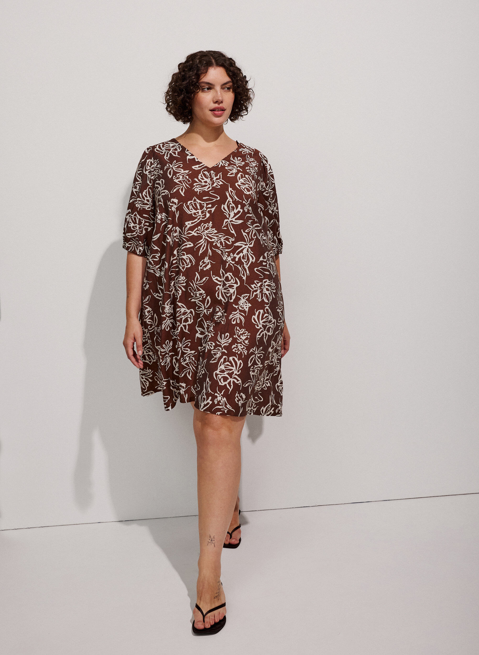 ZizziLyhyt A-linjainen mekko V-p&auml;&auml;ntiell&auml;, Ruskea, Model image number 1