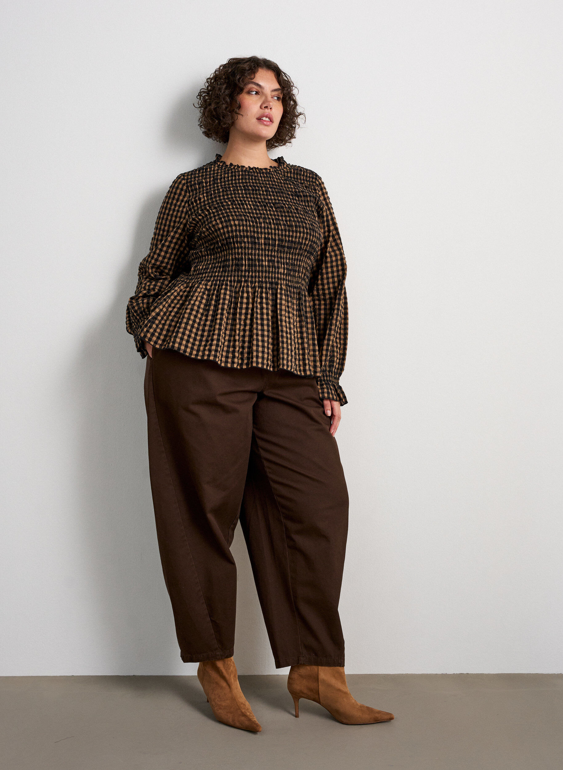 ZizziRuudullinen pusero smokkauksella ja peplum-helmalla, Ruskea, Model image number 1