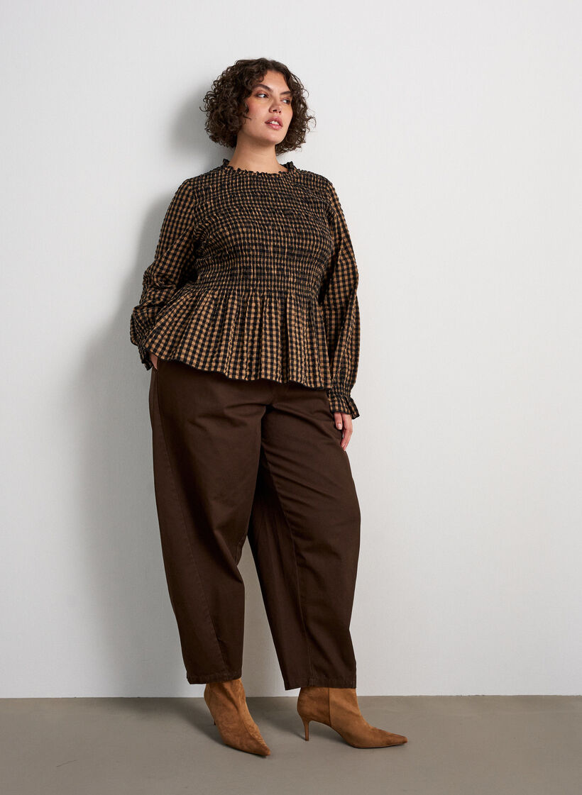 Ruudullinen pusero smokkauksella ja peplum-helmalla, Ruskea, Model image number 1