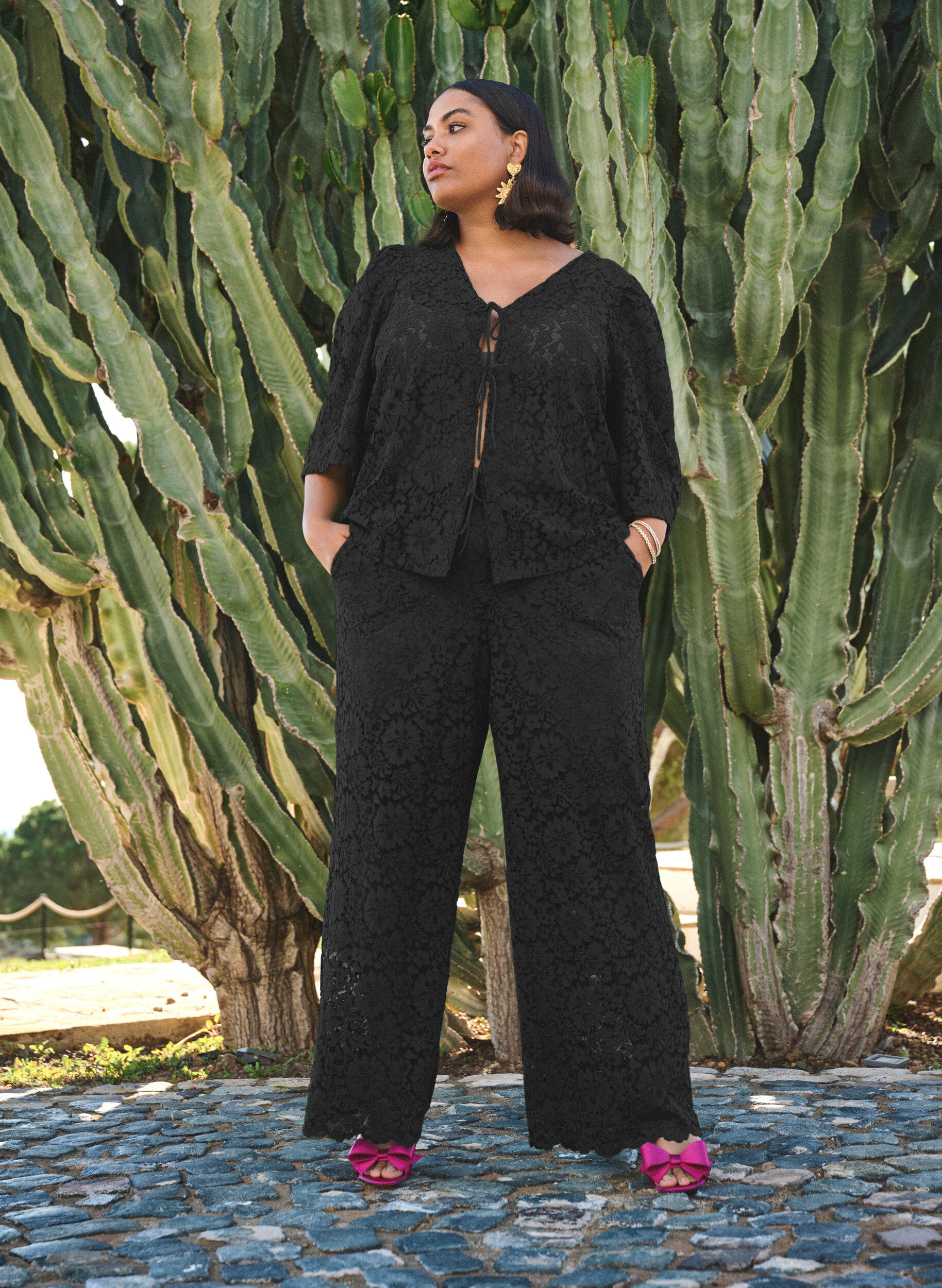 Zizzi Pitsipusero 3/4-hihoilla ja ruseteilla edess&auml;, Musta, Image image number 0