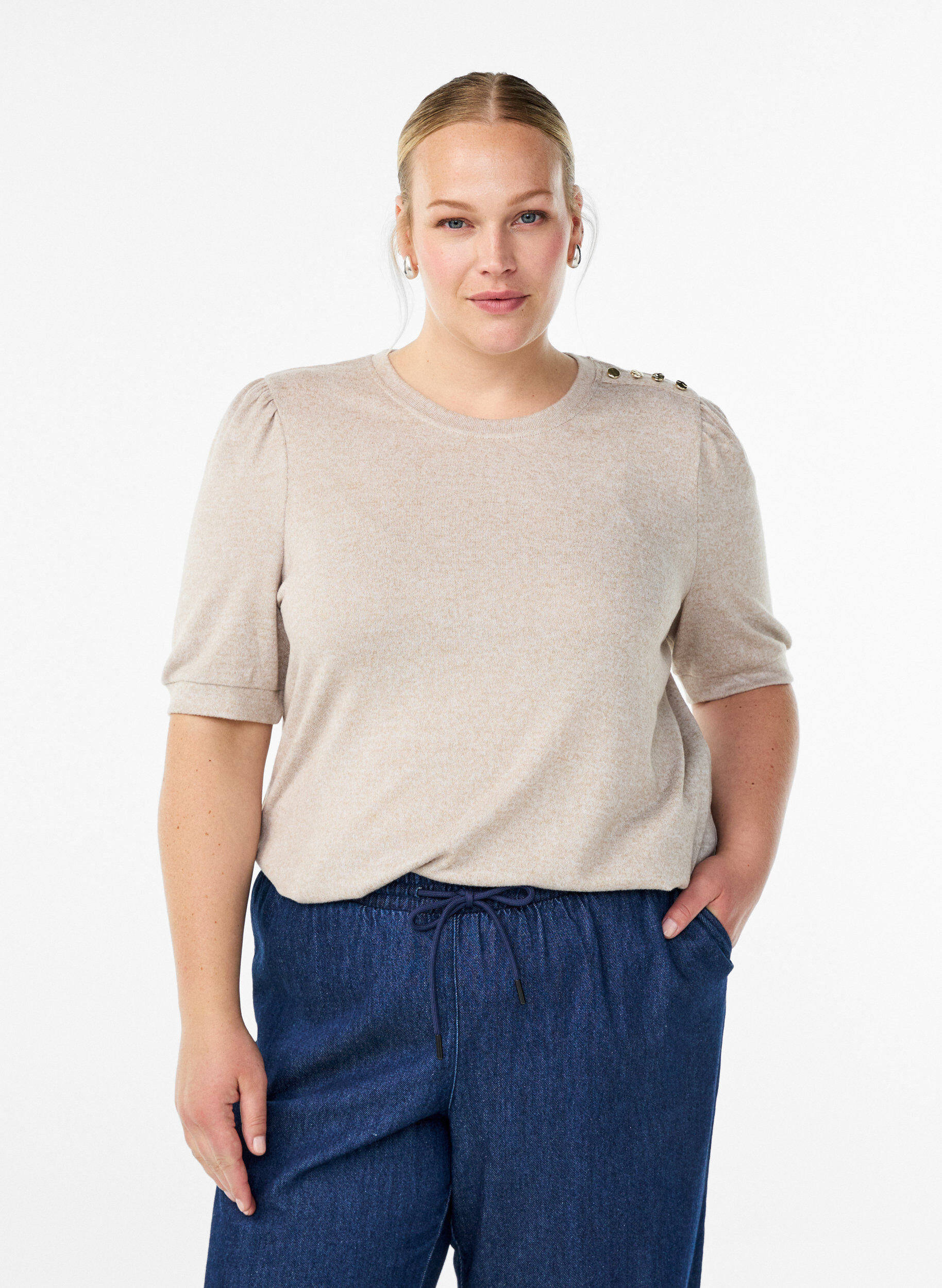ZizziPusero nappidetaljilla ja lyhyill&auml; puhvihihoilla, Beige, Model image number 0