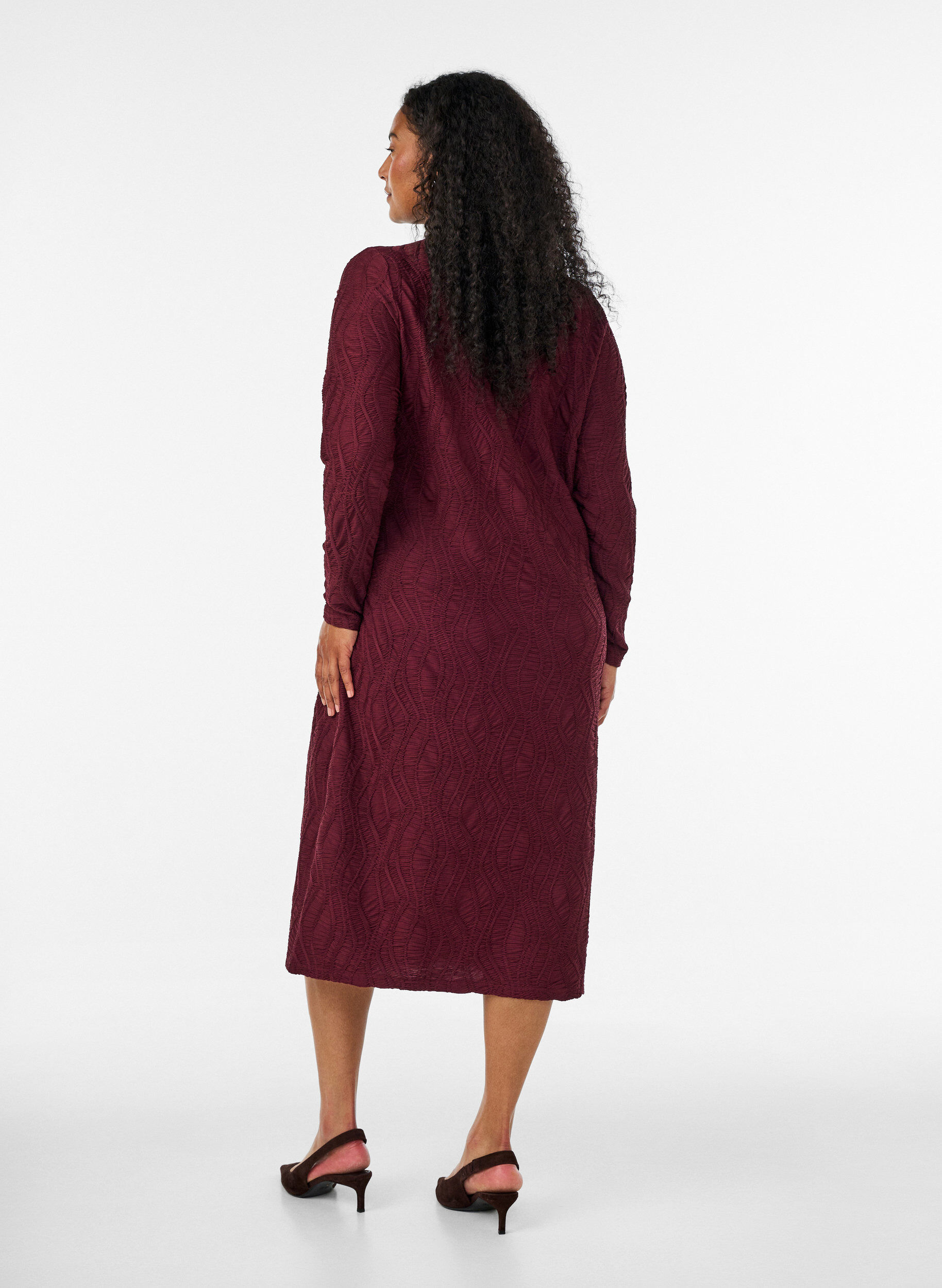 ZizziMidimekko aaltoilevalla tekstuurilla ja pitkill&auml; hihoilla, Punainen, Model image number 1