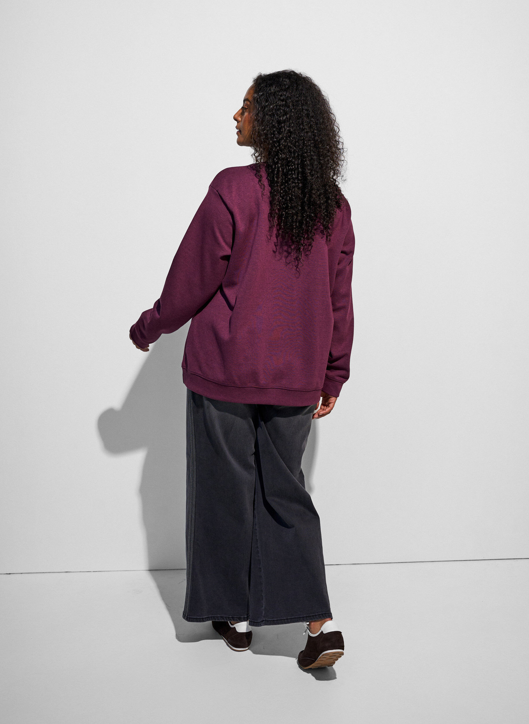 ZizziCollegepaita py&ouml;re&auml;ll&auml; p&auml;&auml;ntiell&auml;, Punainen, Model image number 2