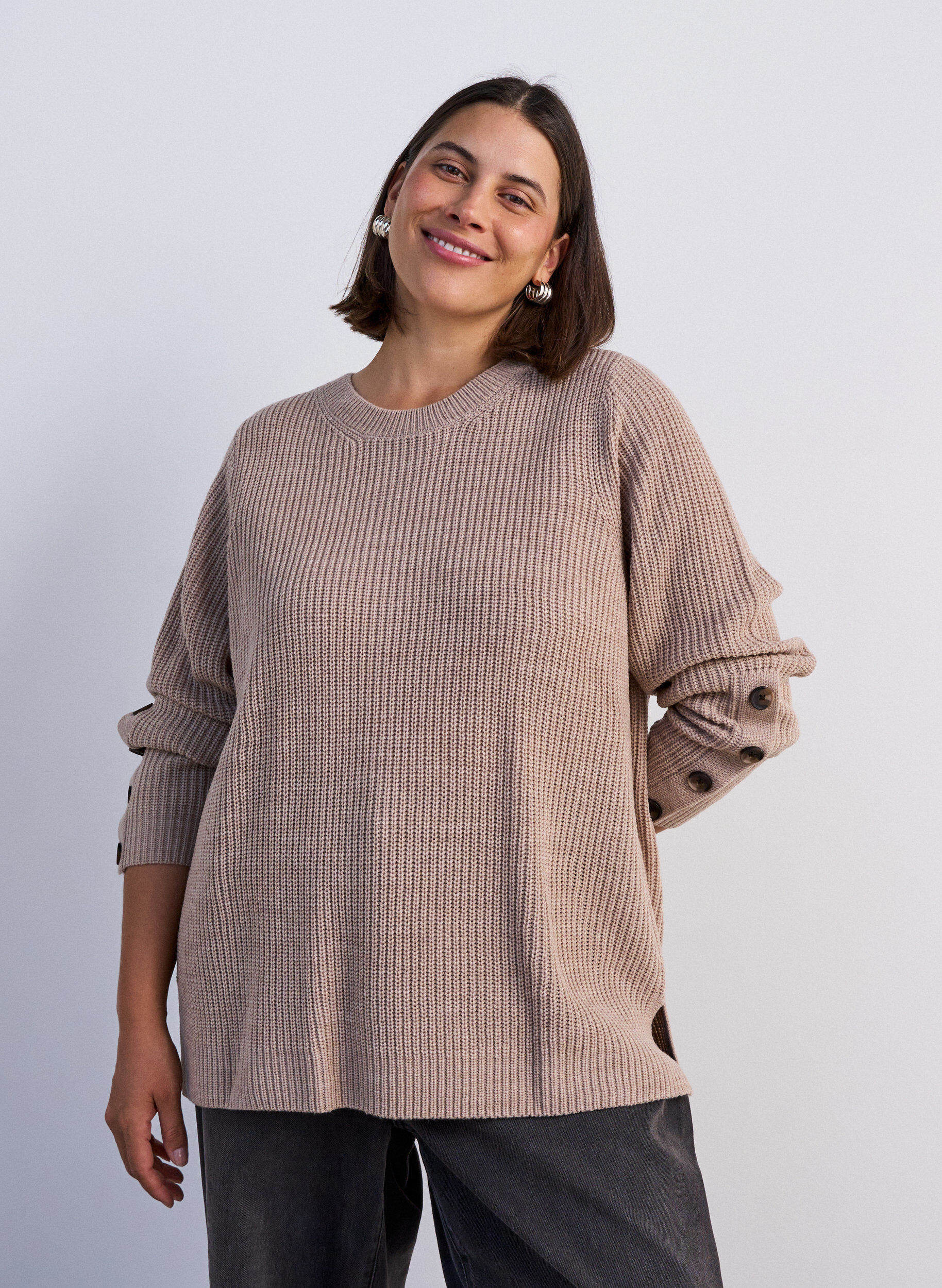 ZizziNeulepusero ribbineuloksella ja nappiyksityiskohdilla, Beige, Model image number 0