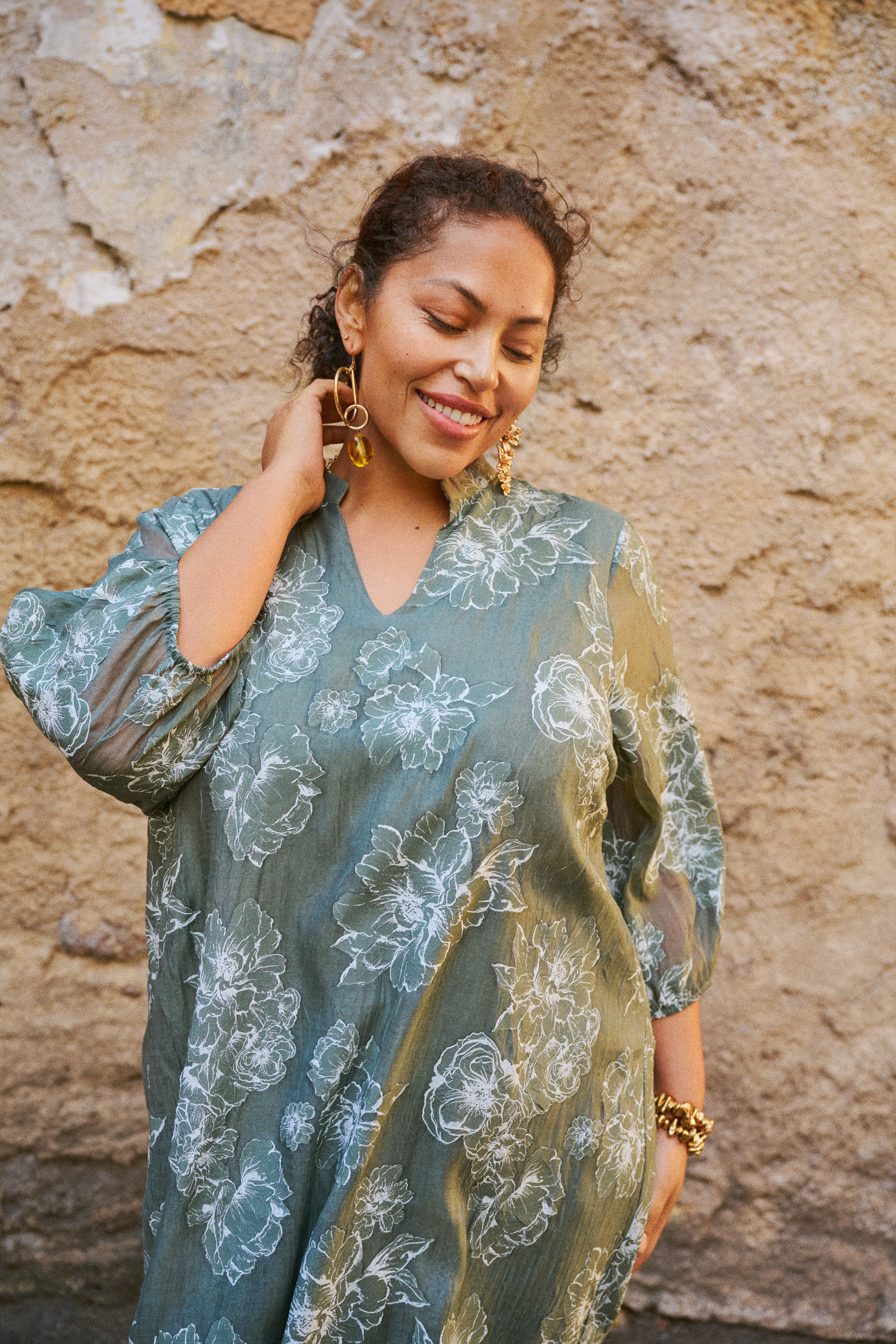 Zizzi Vihre&auml; midimekko kukkakuvioilla, , Model