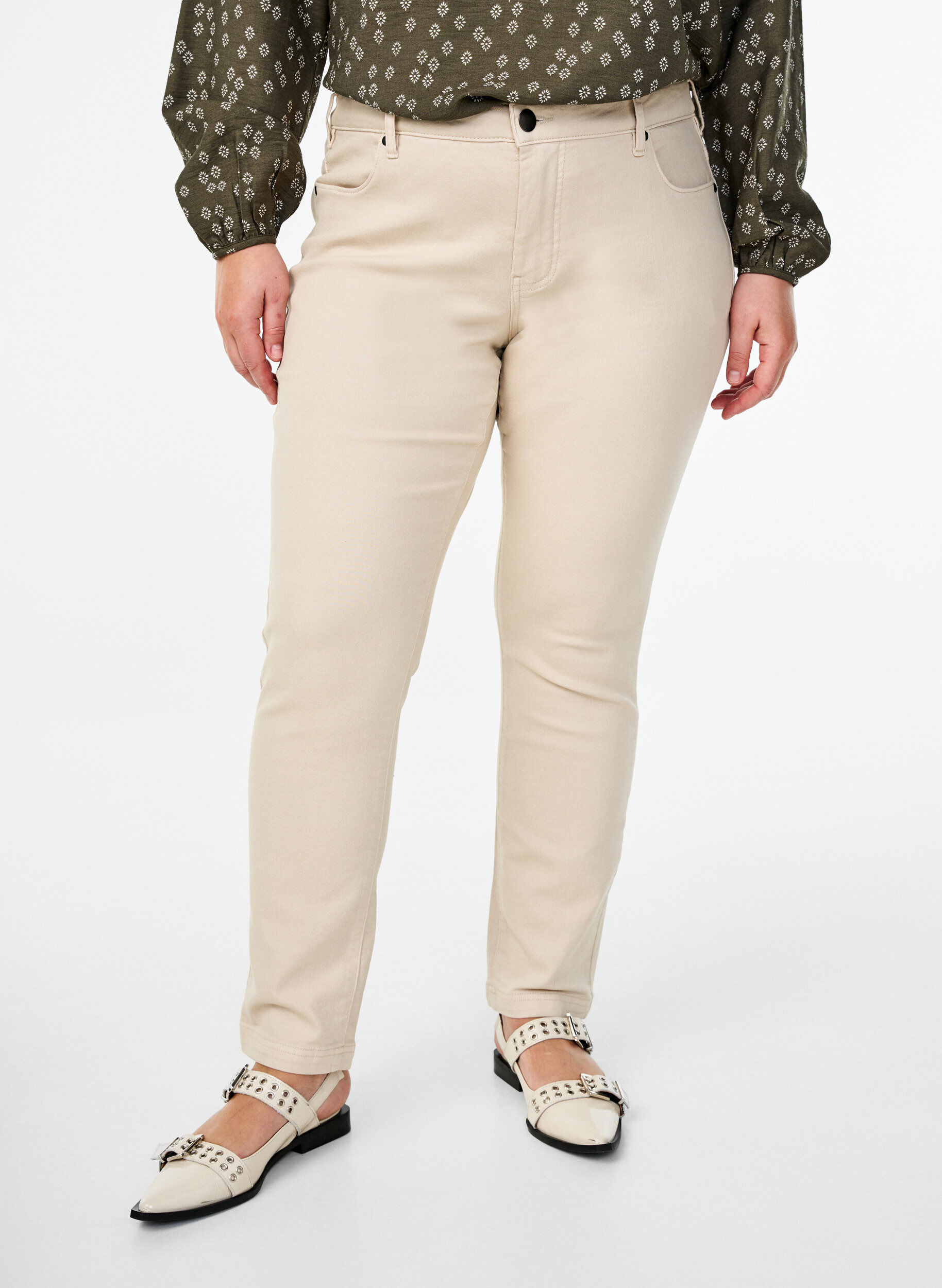 Zizzi Emily-farkut slim fit -mallilla ja normaalilla vy&ouml;t&auml;r&ouml;ll&auml;, Beige, Model image number 2