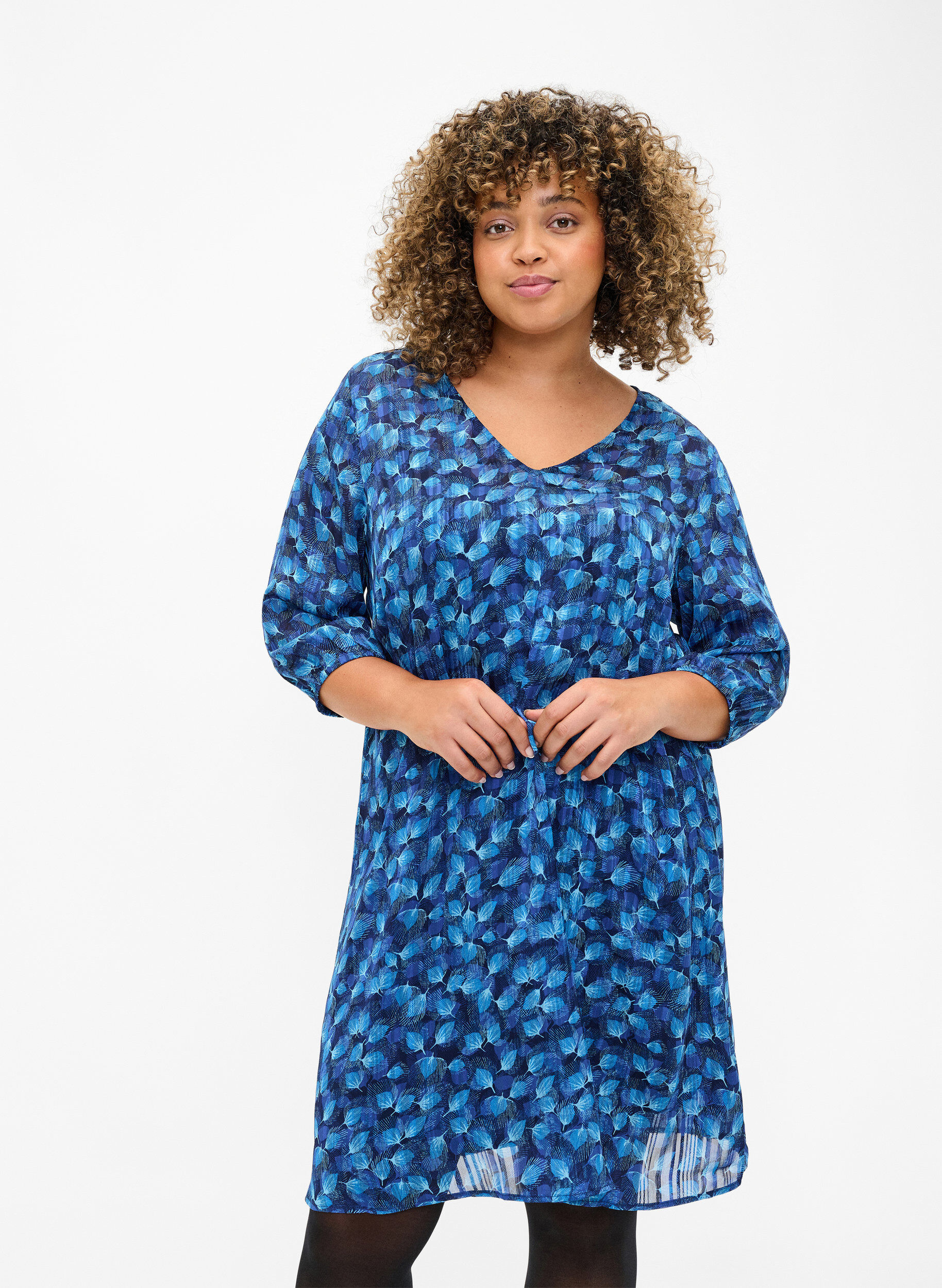 Zizzi Kuvioitu mekko, jossa on v-p&auml;&auml;ntie ja 3/4-hihat, Navy Blazer Leaf AOP, Model image number 0