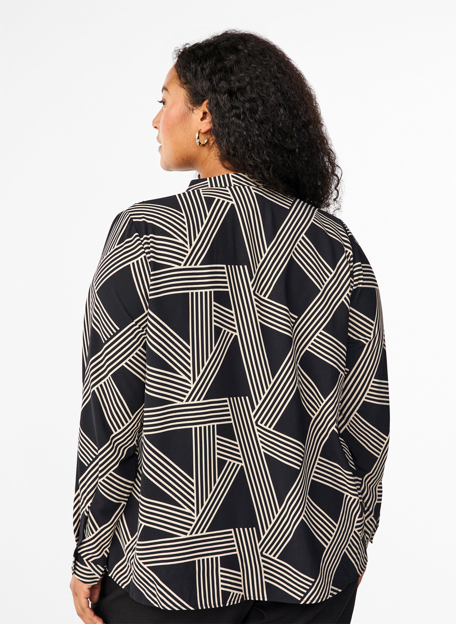 Zizzi Pitk&auml;hihainen paitapusero, jossa on V-p&auml;&auml;ntie, BLACK BEIGE GRAPHIC, Model image number 1