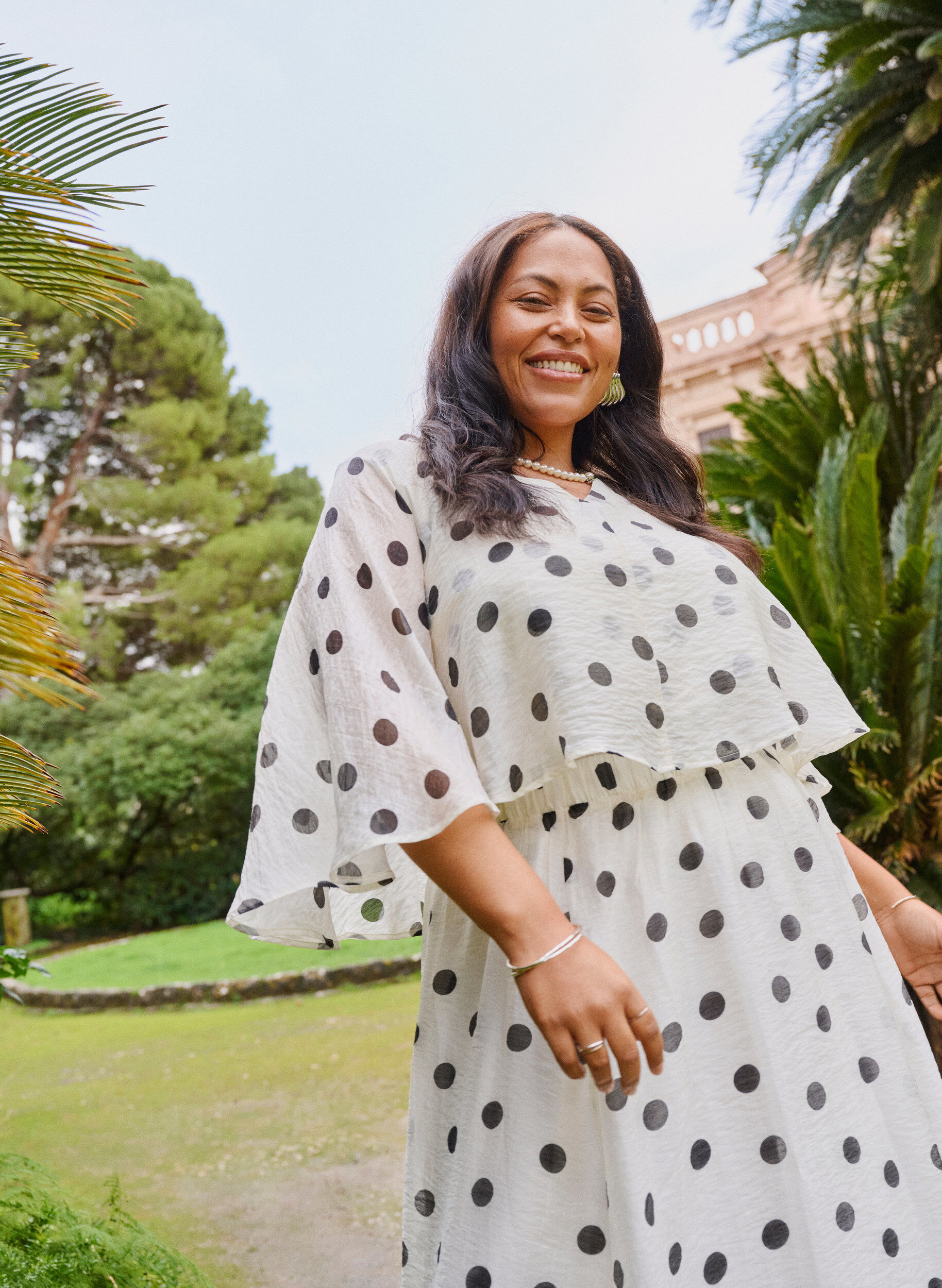 Kerrostettu toppi pilkkukuviolla