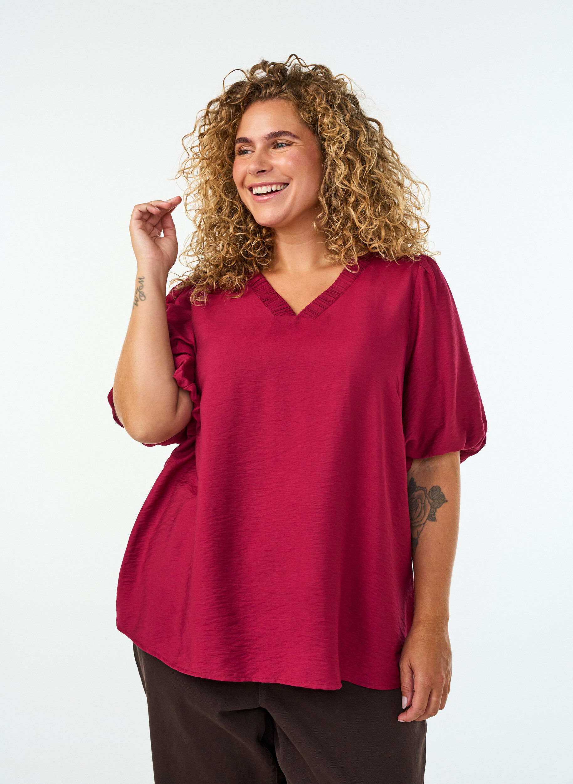 ZizziPusero pallohihoilla ja V-p&auml;&auml;ntiell&auml;, Punainen, Model image number 0