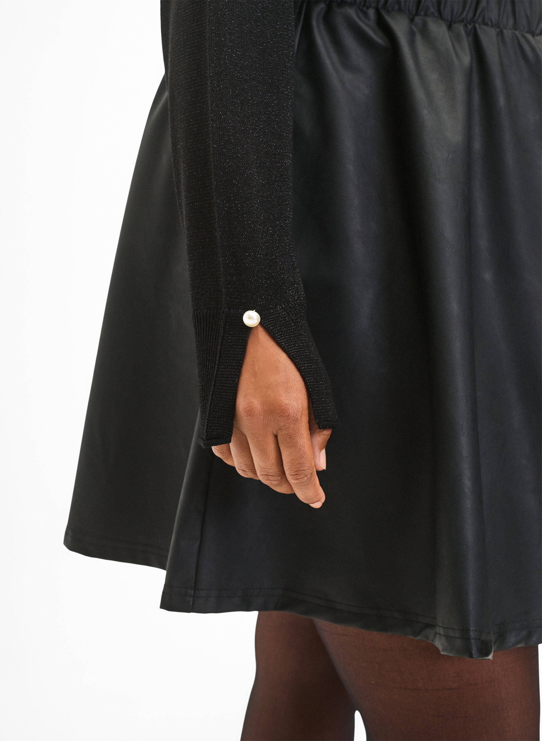 Zizzi Viskoosineulepusero glitterill&auml;, Black w. DTM Lurex, Model image number 2