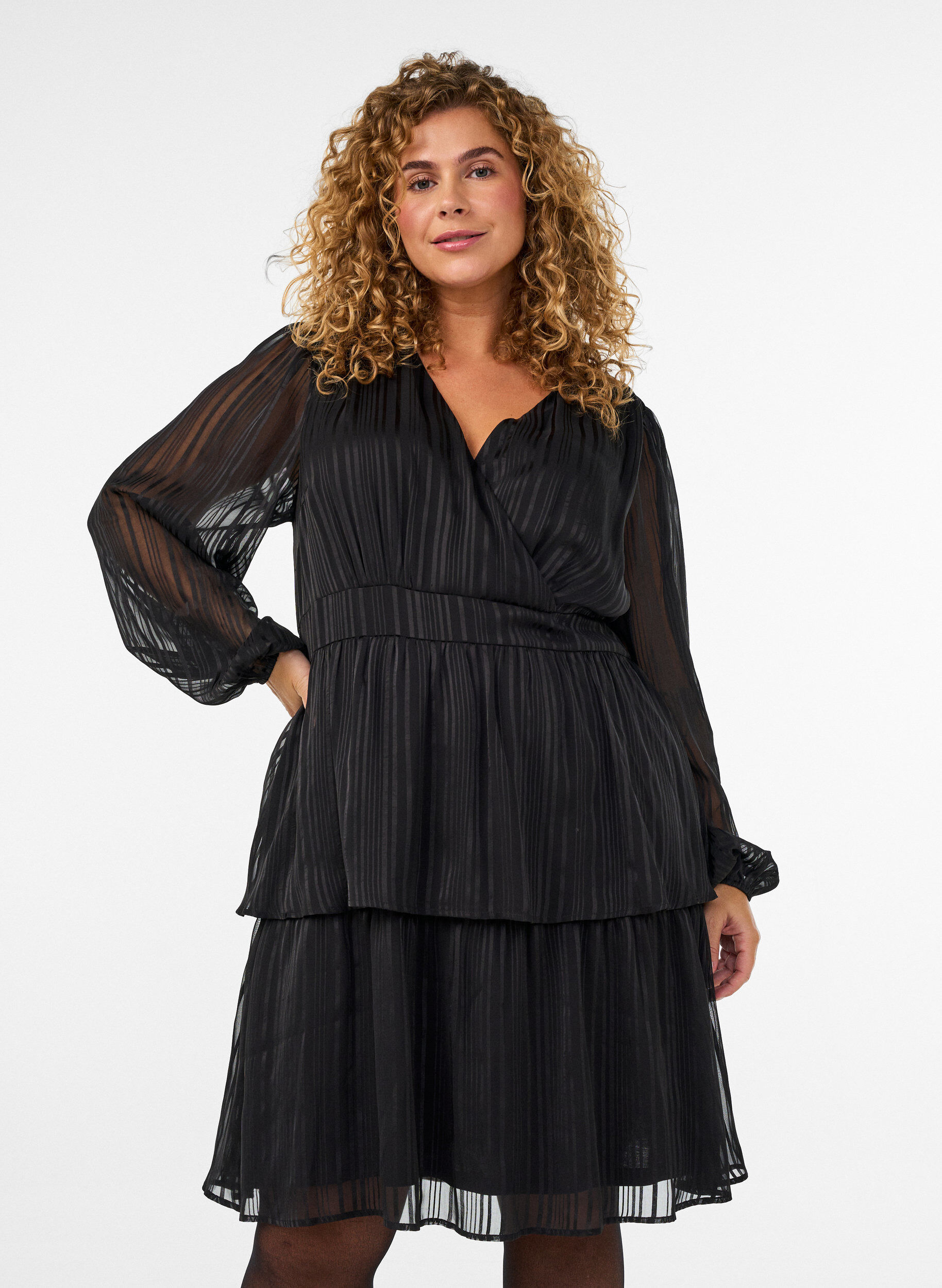 ZizziPolvipituinen mekko l&auml;pikuultavilla raidoilla ja kietaisuefektill&auml;, Musta, Model image number 0