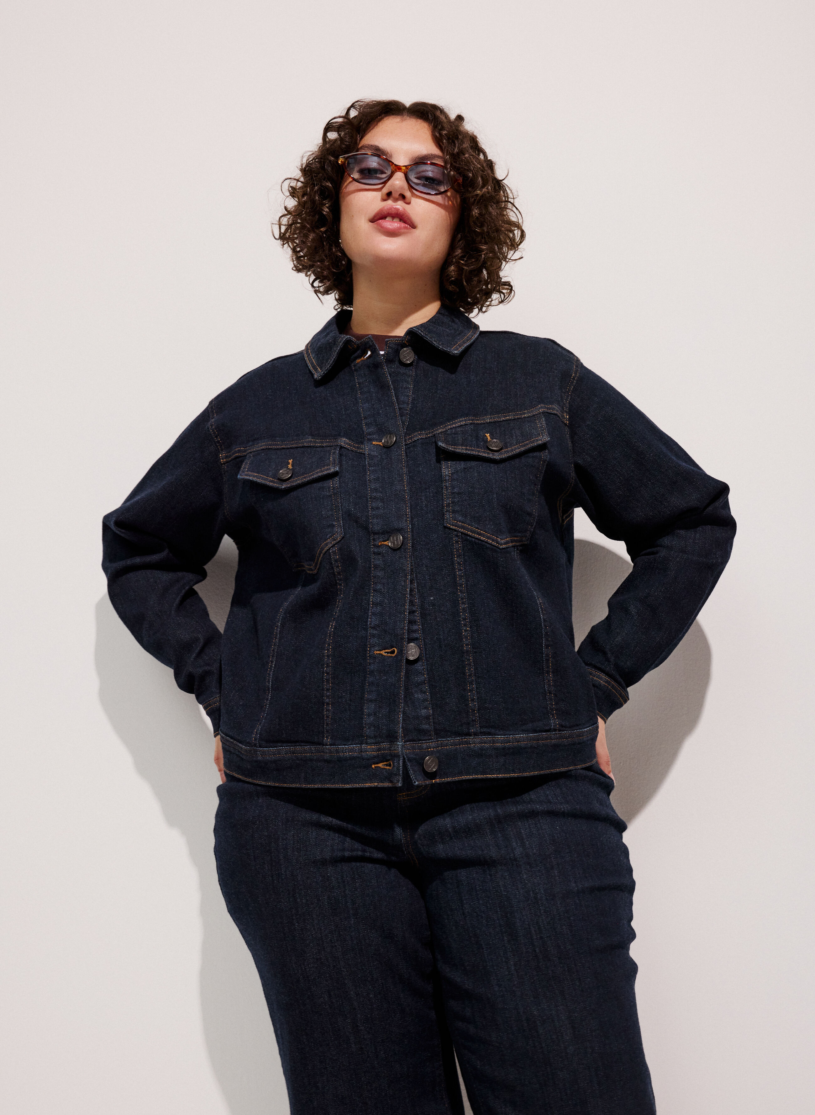 Tumma denim asenteella, , Model