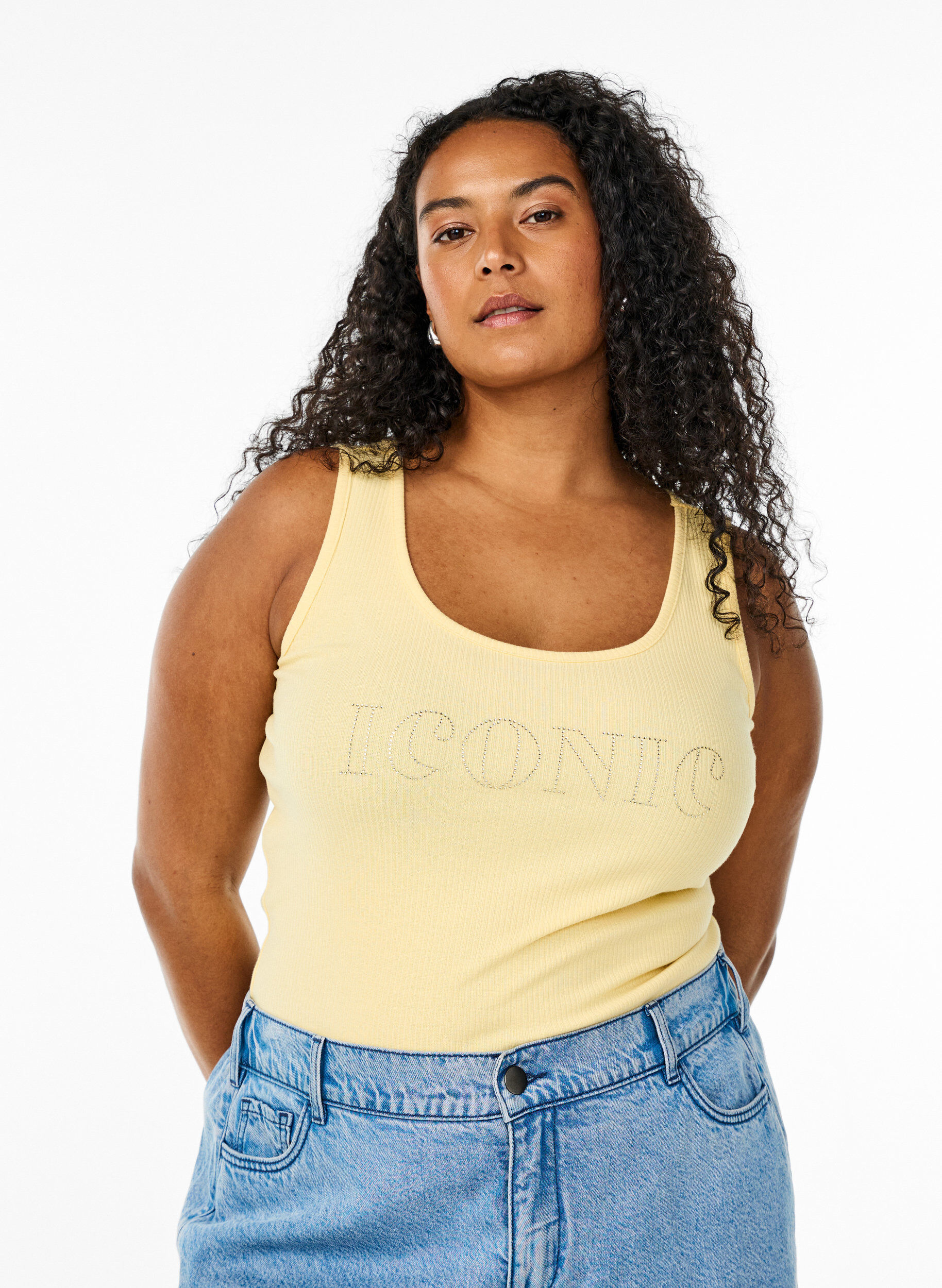 Tyk&ouml;istuva strasseilla koristeltu hihaton toppi, Keltainen, Model