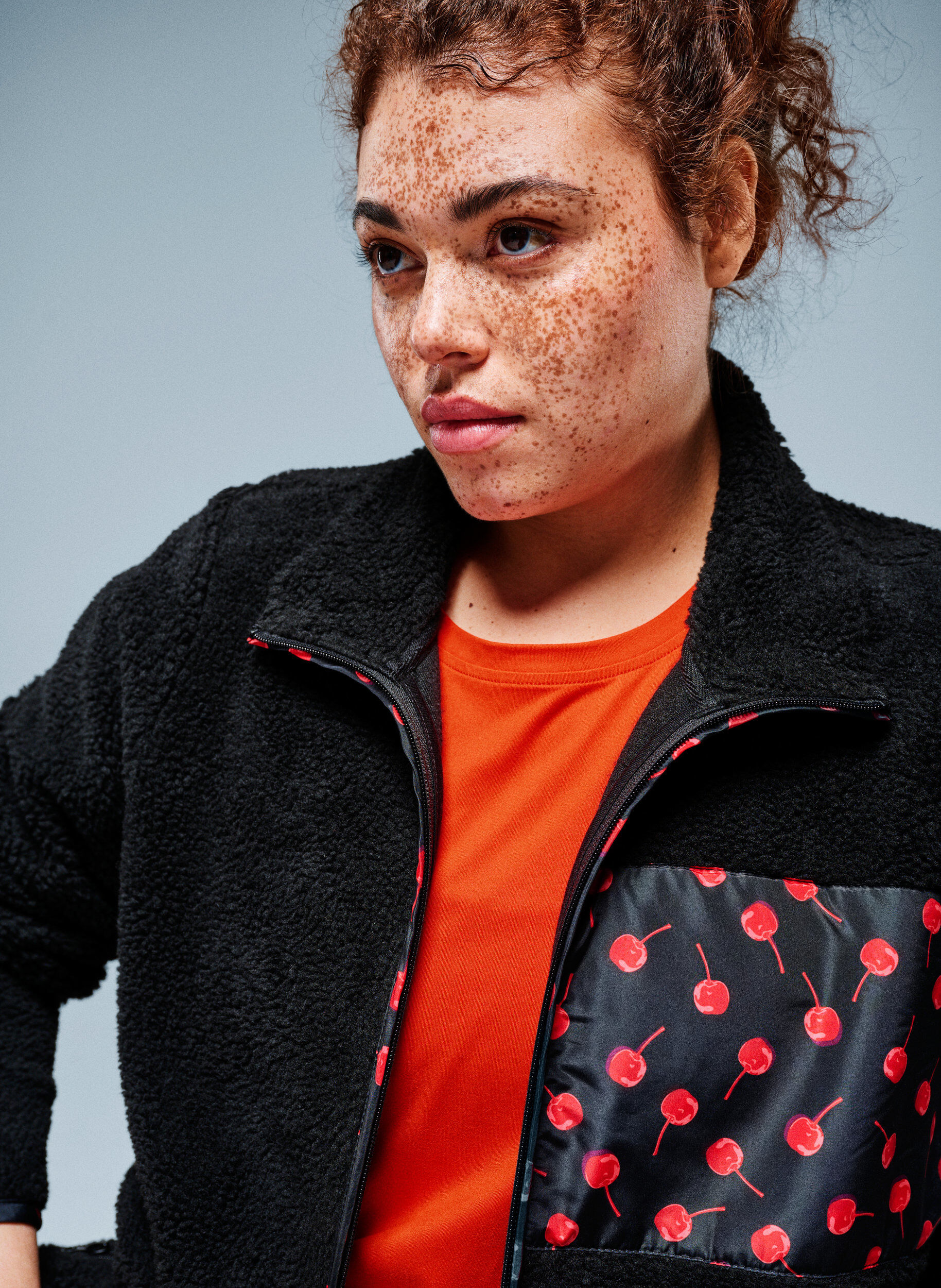 Zizzi Teddy-fleece -takki kirsikanyksityiskohdilla, Musta, Image image number 0