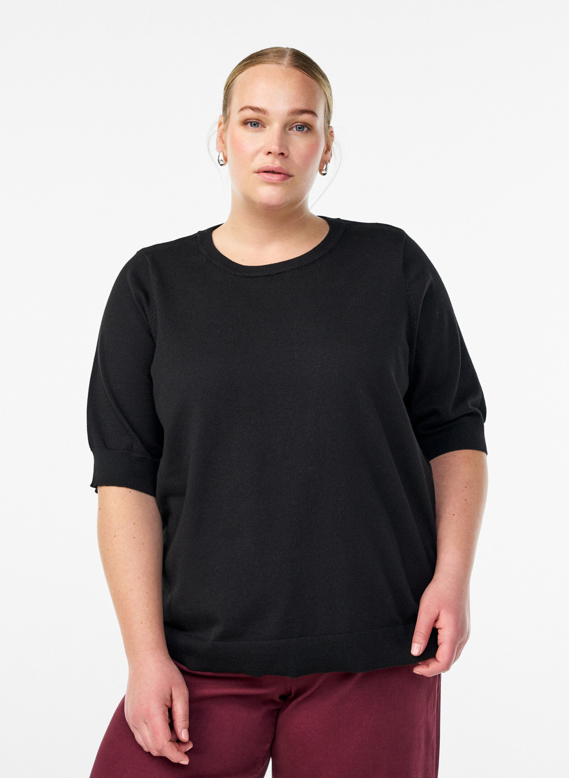 Hienoneulepusero lyhyill&auml; hihoilla, Musta, Model