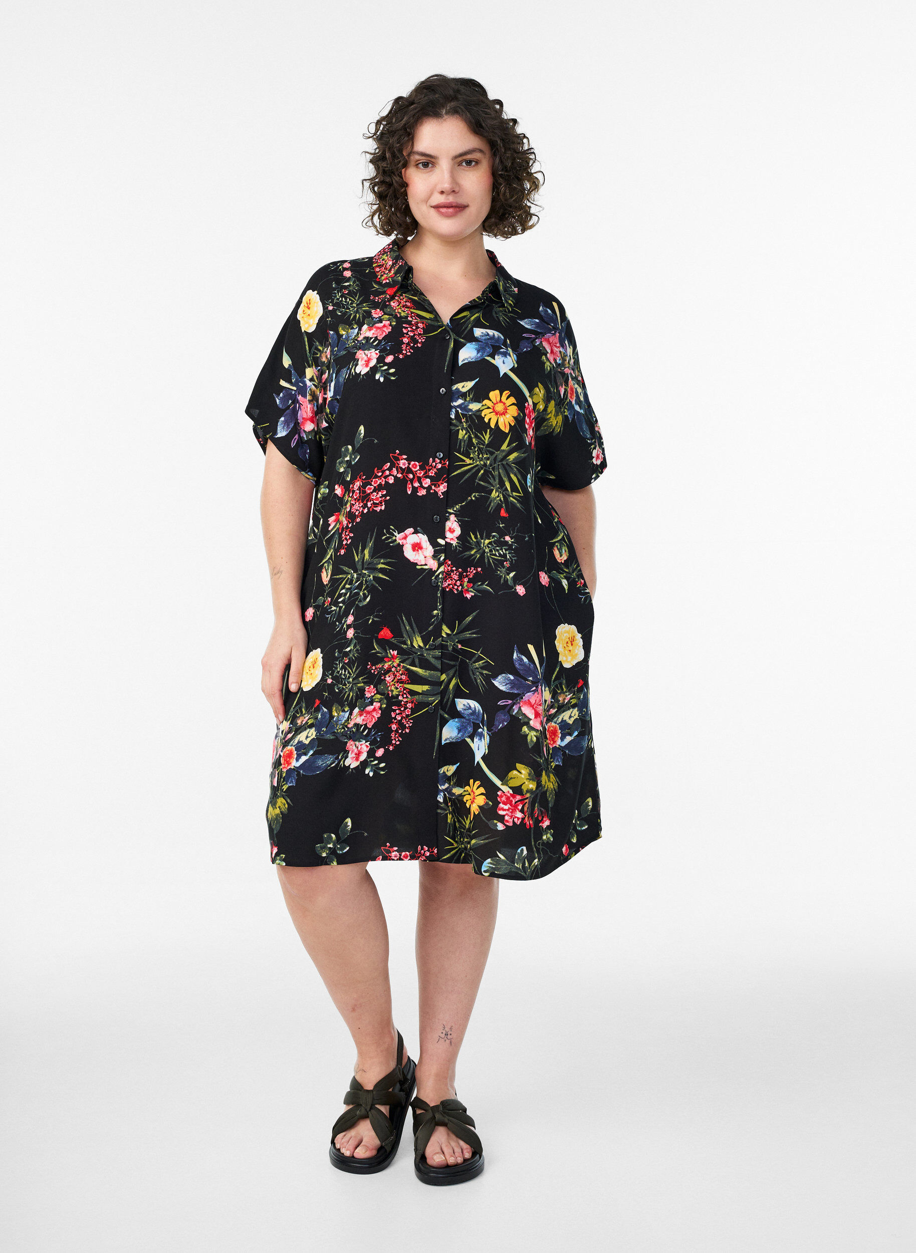 Zizzi V&auml;lj&auml; pitk&auml; paita viskoosista, Musta, Model image number 0