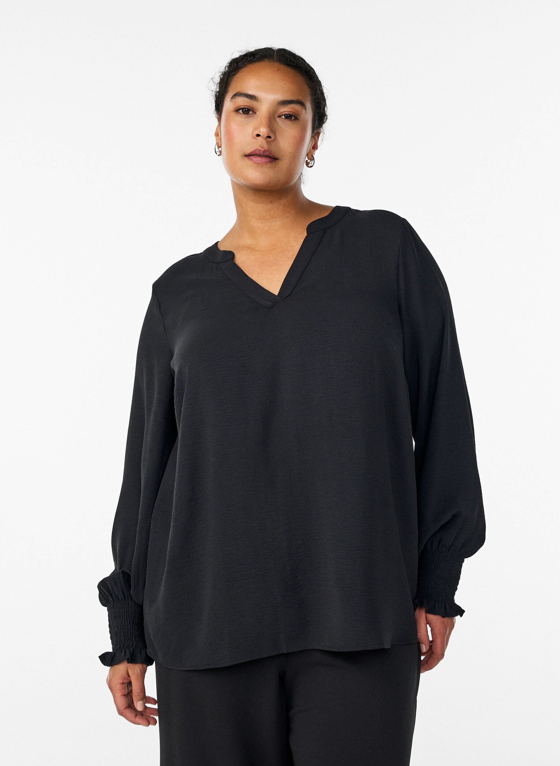Pusero smock-kalvosimilla ja v-p&auml;&auml;ntiell&auml;, Musta, Model